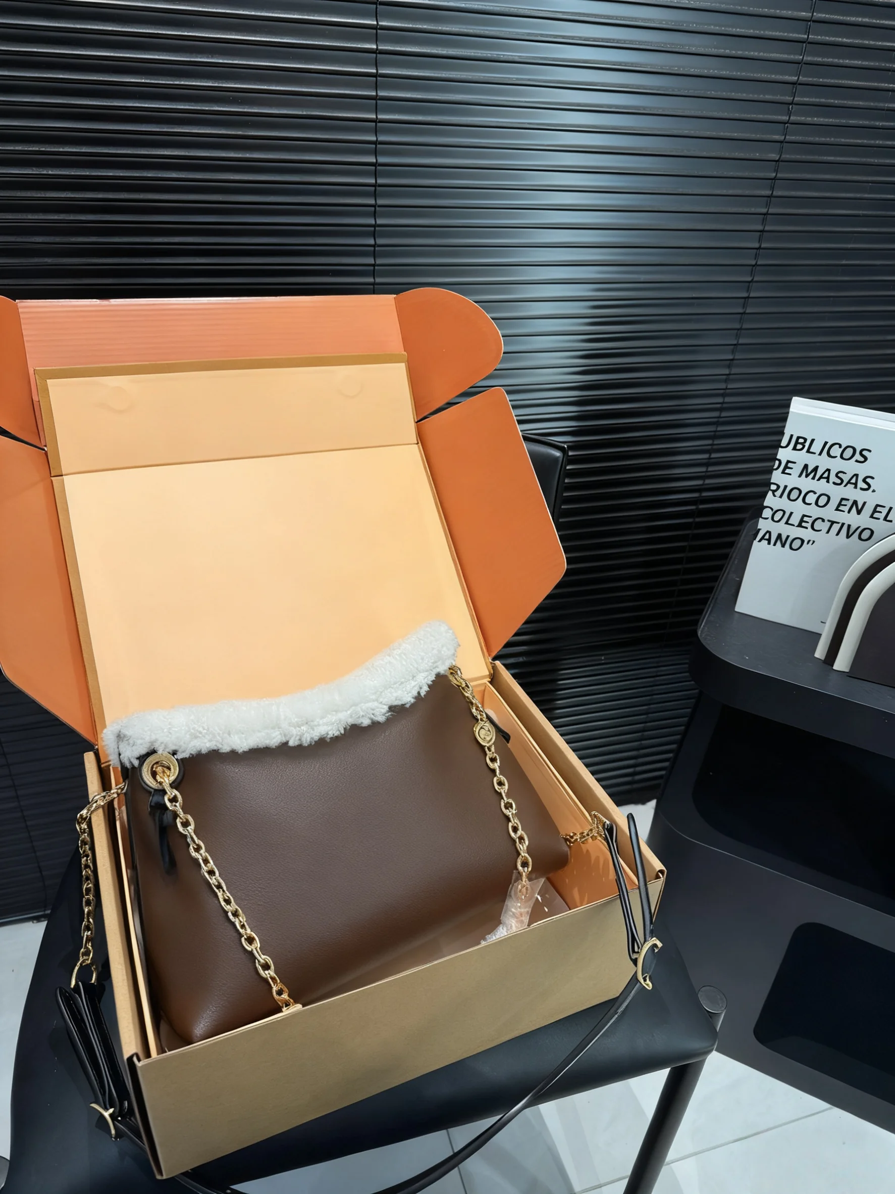 

2025 Новый РАЗМЕР: 26x18 СМ Модные универсальные сумки из кожи вишни Портативные можно носить на плече без коробок