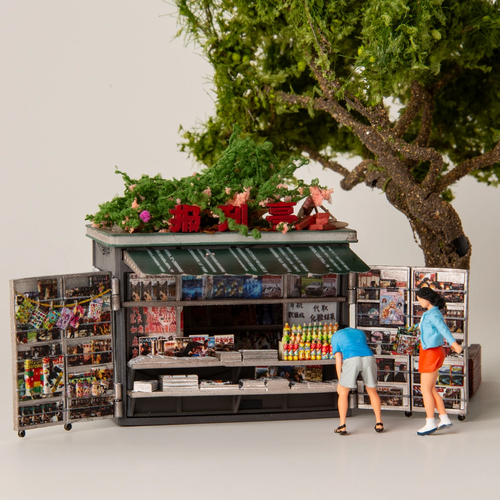 1/64 Scale Vintage Newsstand Kiosk Model Street Scene Diorama Miniature Resin Book Magazine Stand Model Car Scene Accessories