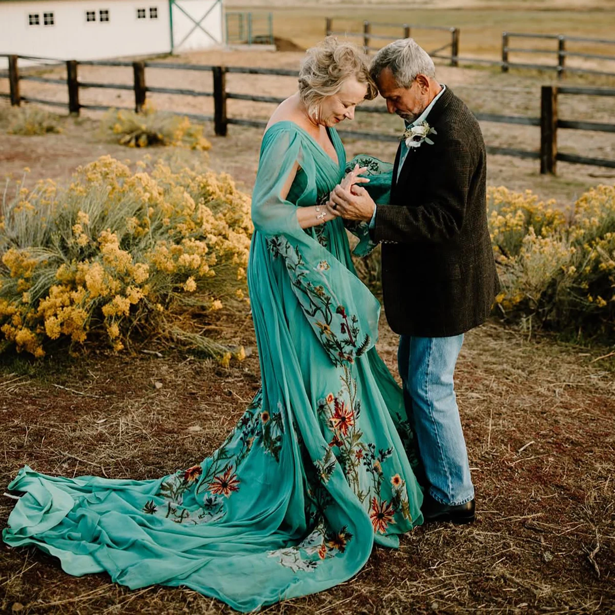 Abito da sposa colorato taglie forti Woodland Garden con ritaglio ricamato senza schienale maniche lunghe svasate divise Abiti da sposa personalizzati