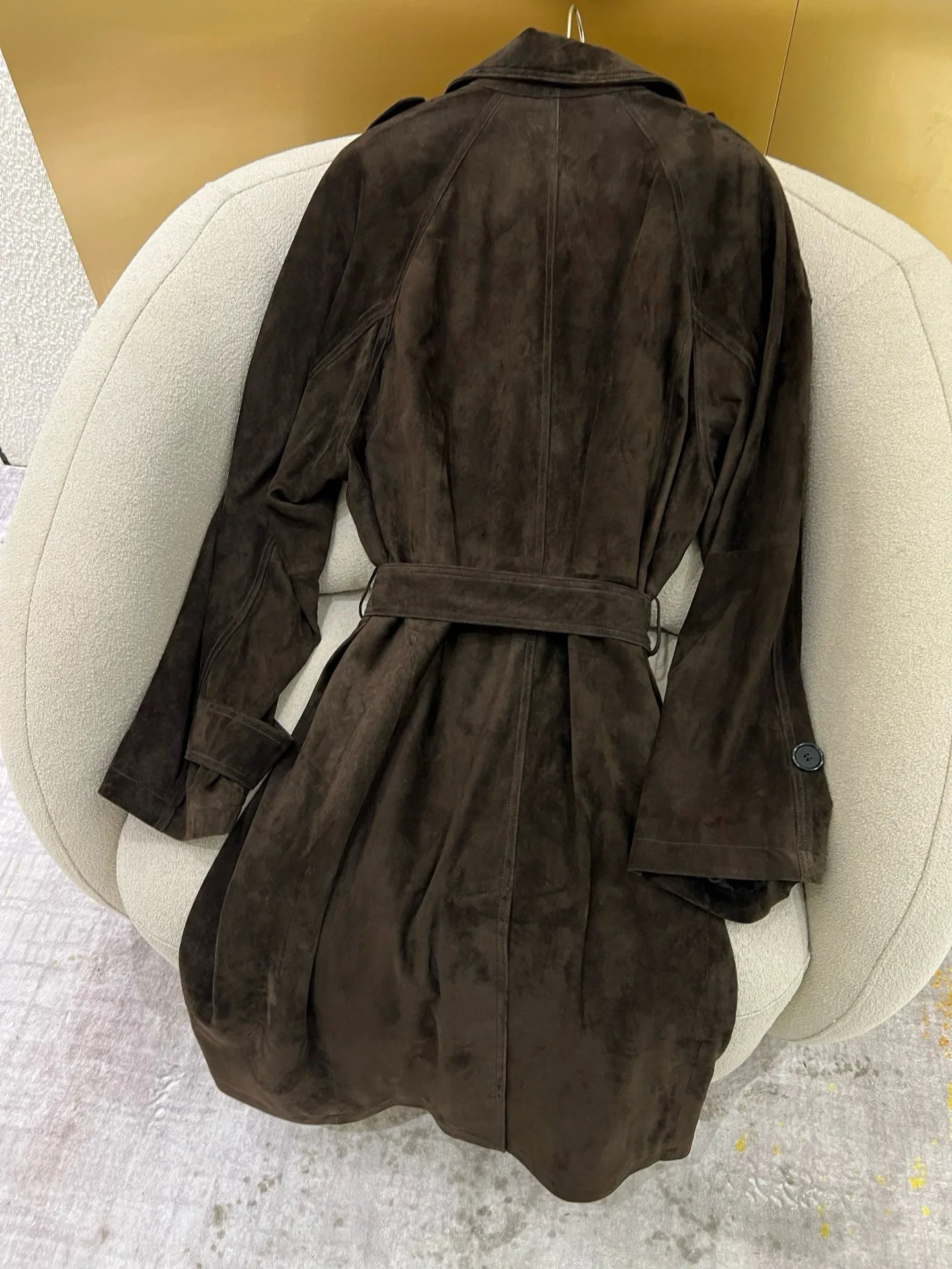 Elegante cappotto autunnale in vera pelle scamosciata tinta unita con cintura