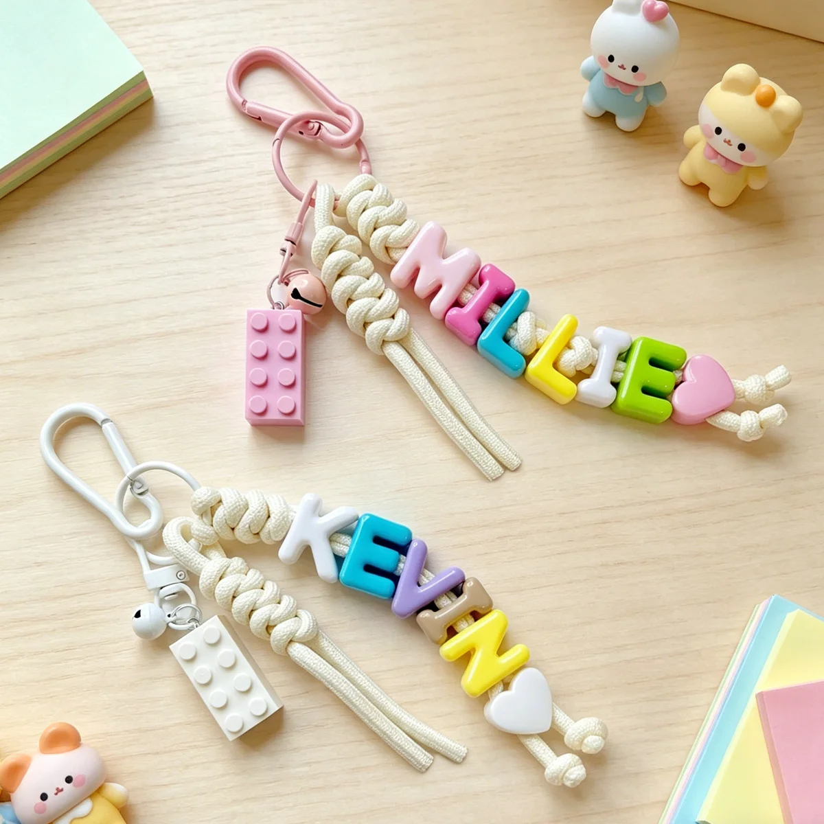 1 Stück personalisierter Schlüsselanhänger mit Quaste und Glöckchen – handgefertigter geflochtener Taschenanhänger, personalisiertes Taschenaccessoire, Abschlussgeschenk – Detail 9