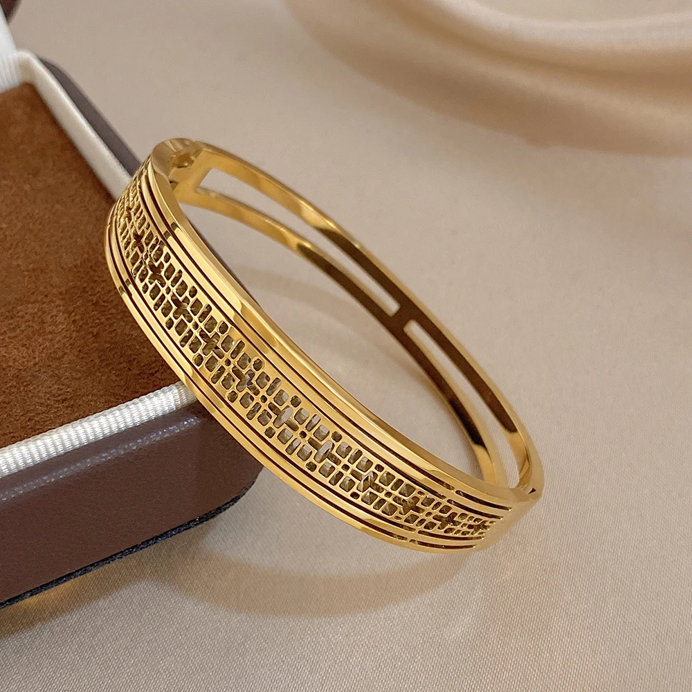 

Retro Hollow Multilayer Stainless Steel Bangle for Women Smooth Waterproof Gold-Plated Spring Cuff Bracelet Daily Jewelry Gift