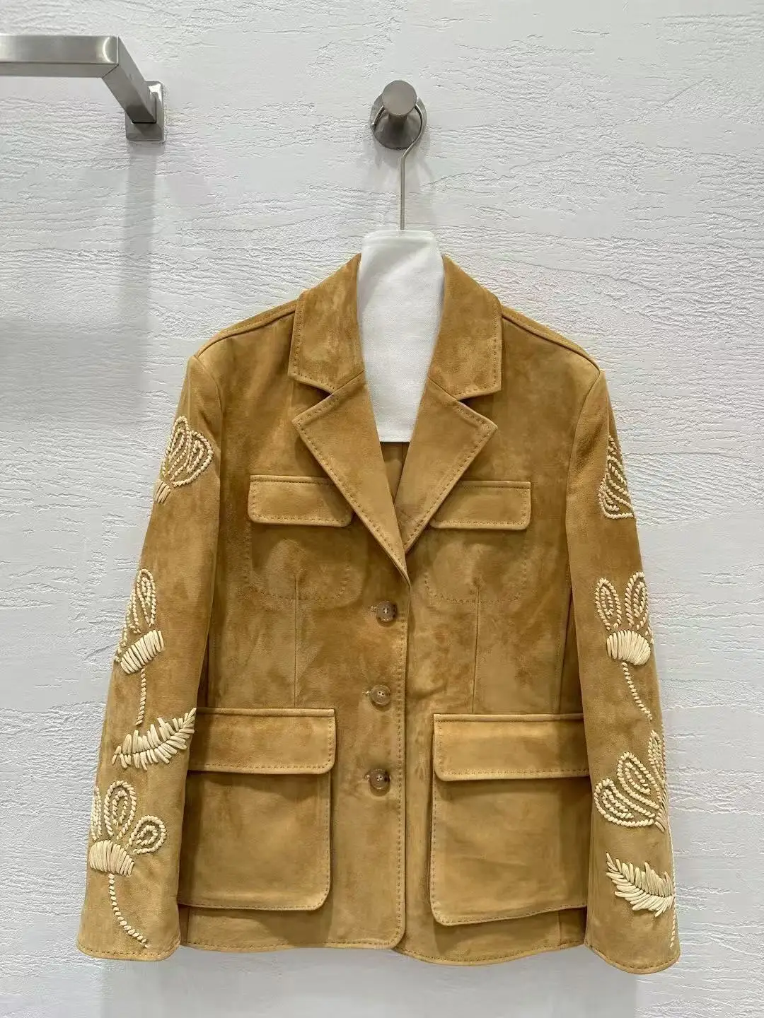 Hoogwaardig leren jack met handhaakborduurwerk