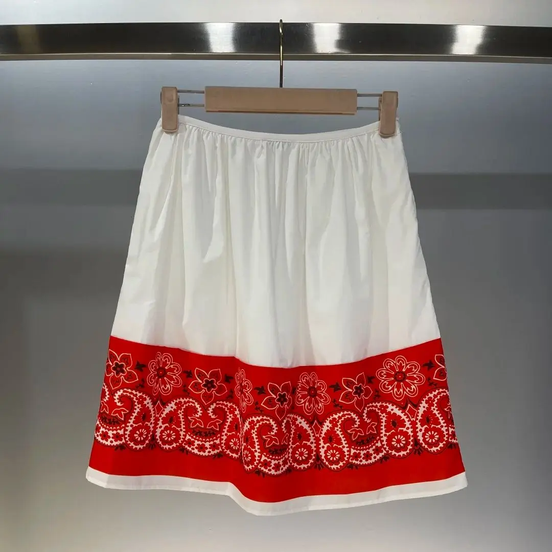 The 2025 new women's short skirt with small floral prints artistic color schemes is slimming pure cotton skirt covers the hips