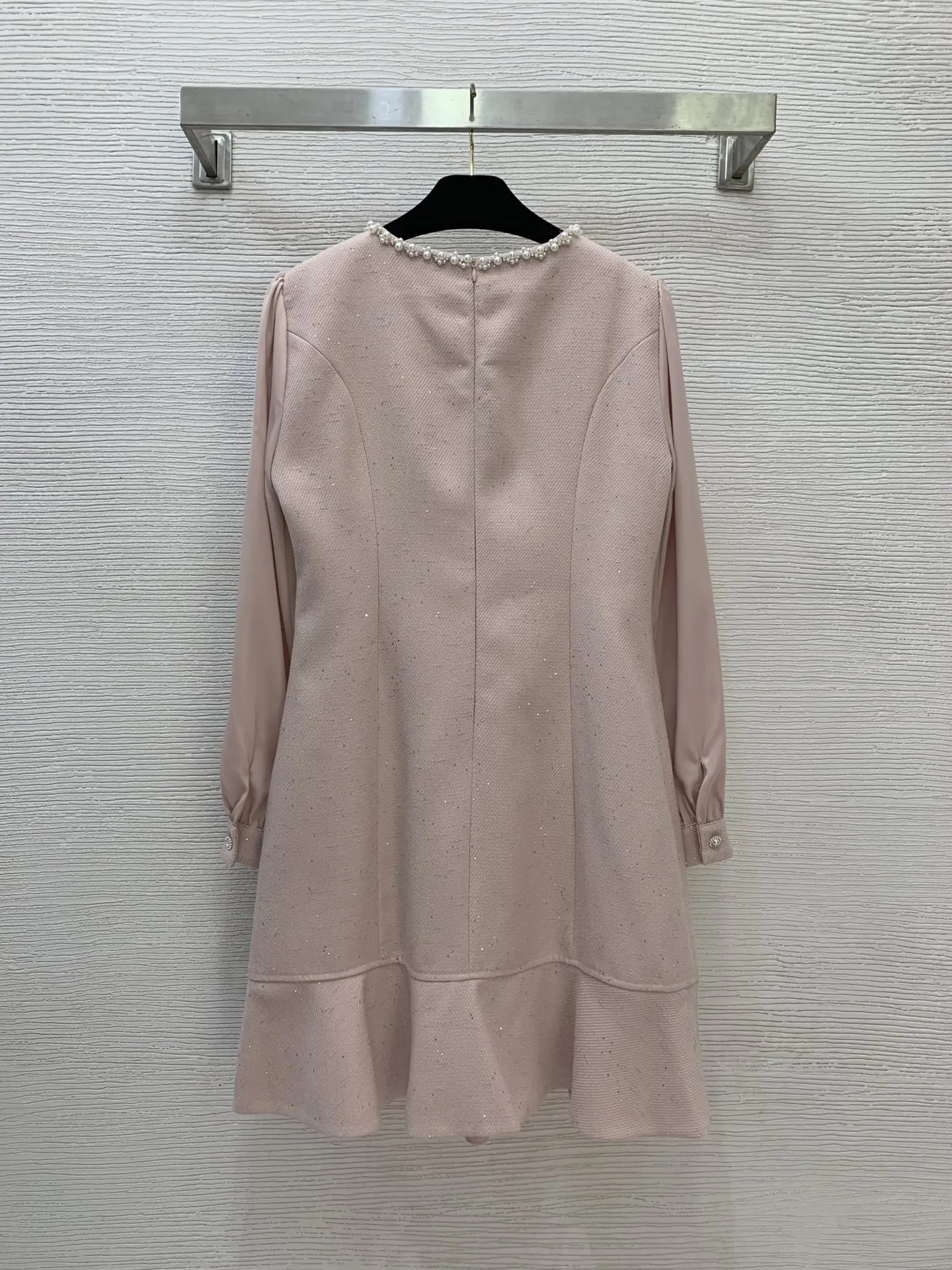 

New pearl edge decoration, lotus leaf edge splicing skirt, slightly cinched waist design, slim fit long sleeved dres