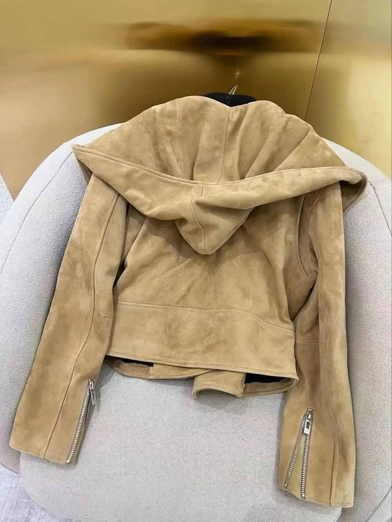 Elegante chaqueta de piel de cordero de gamuza con capucha de capa mage para mujer