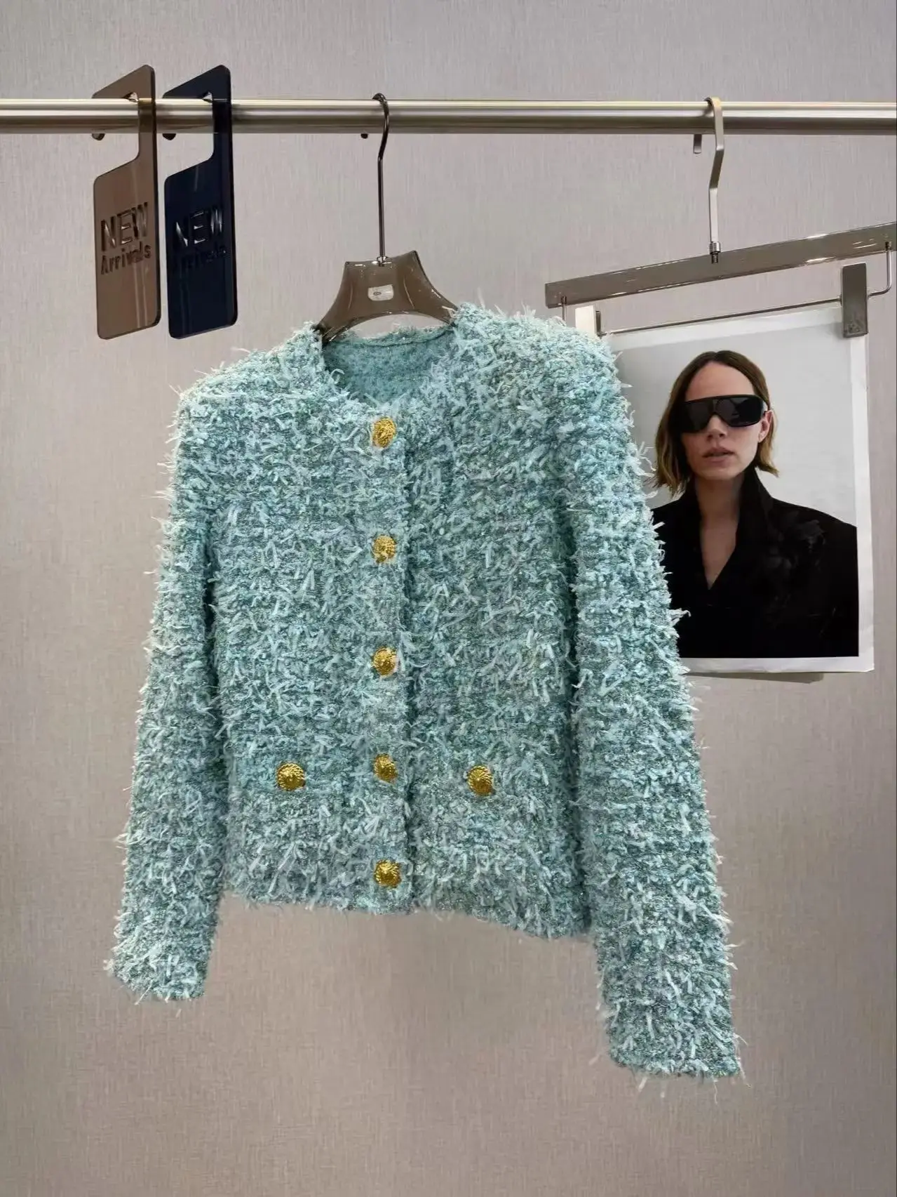 

Классический элегантный женский укороченный кардиган с круглым вырезом