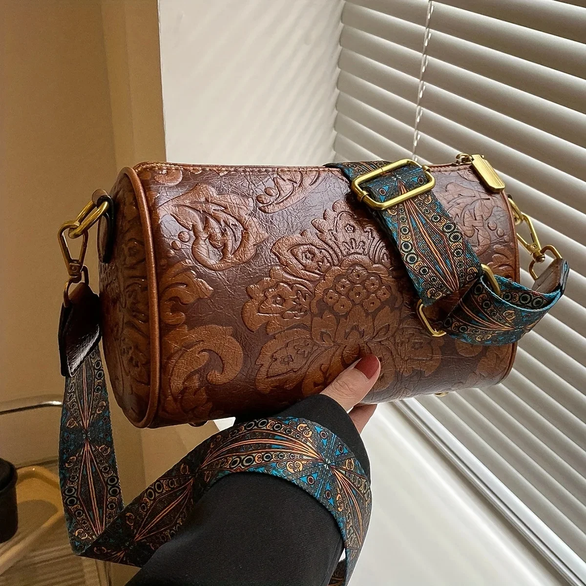 Torba cylindryczna z wytłoczonym kwiatem w stylu retro, klasyczna teksturowana torebka na ramię z zamkiem błyskawicznym, z szerokim paskiem z geometrycznym wzorem — zdjęcie 2