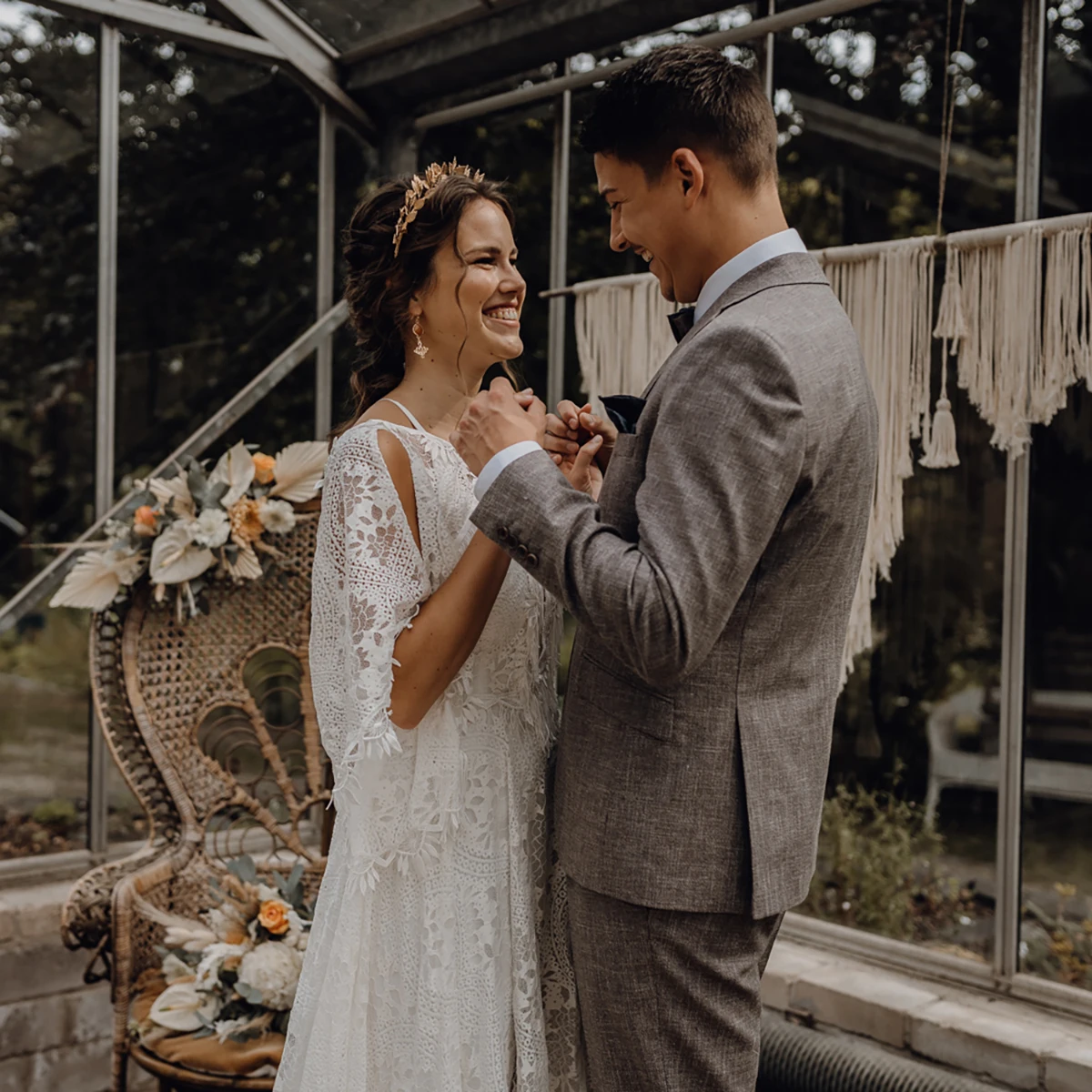 Vestidos de novia personalizados de encaje bohemio, longitud alta y baja del té, mangas acampanadas con abertura larga, espalda abierta, vestido de novia de estilo occidental de talla grande