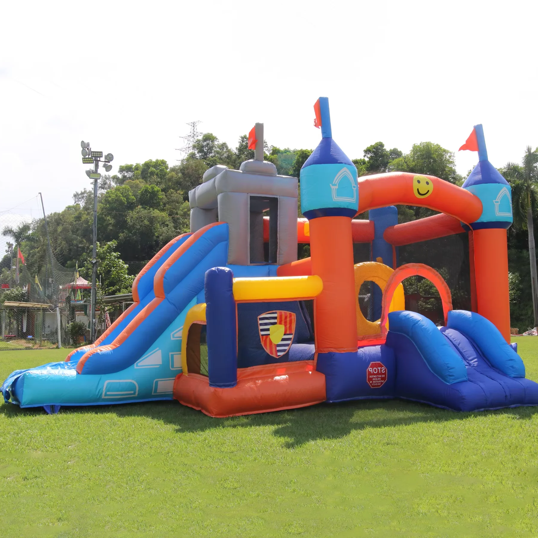 Stock, casa de rebote inflable de PVC grande de 16 pies, casa de castillo hinchable para niños con 2 diapositivas, túneles, bolas, castillo saltador para patio trasero