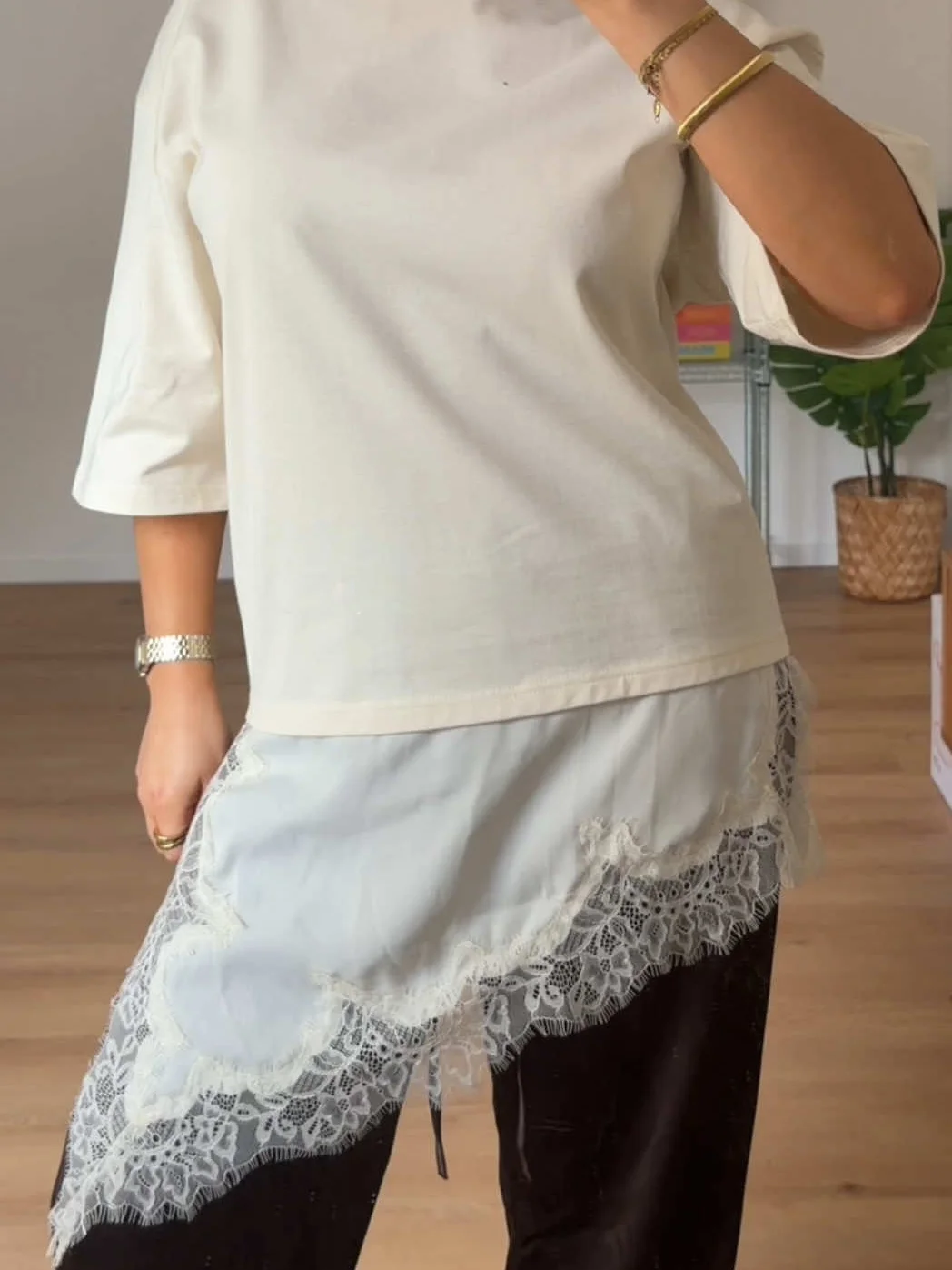 

Lace-trimmed T-shirt, women's fashionable casual round neck mid-sleeve loose asymmetrical top, everyday high-street style.