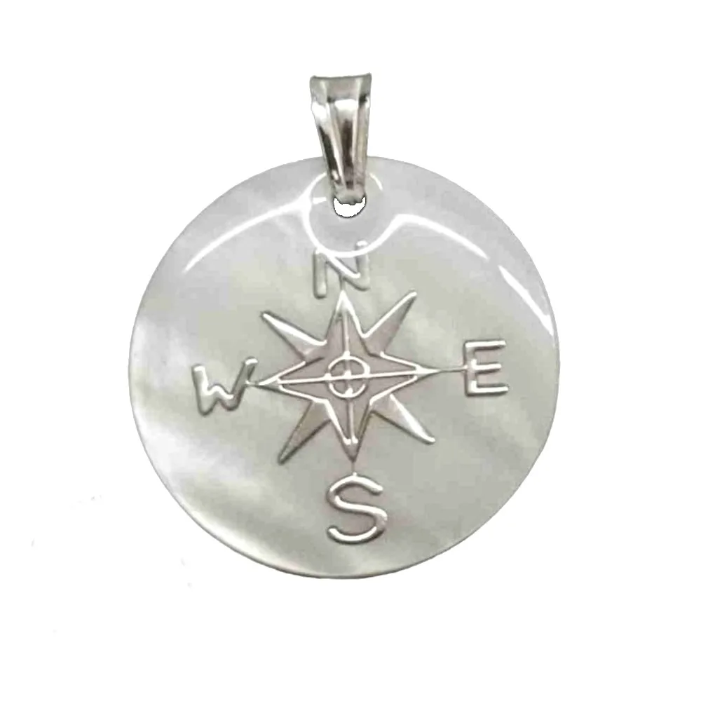 Natural 2,5 cm nacre compass pendant and 925 sterling silver handle. Gift case