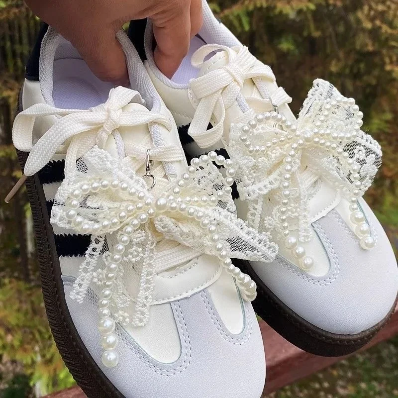 Lacets de chaussures en dentelle avec boucle de fleur, nœud en perles, breloques Premium, accessoires pour baskets décoratives
