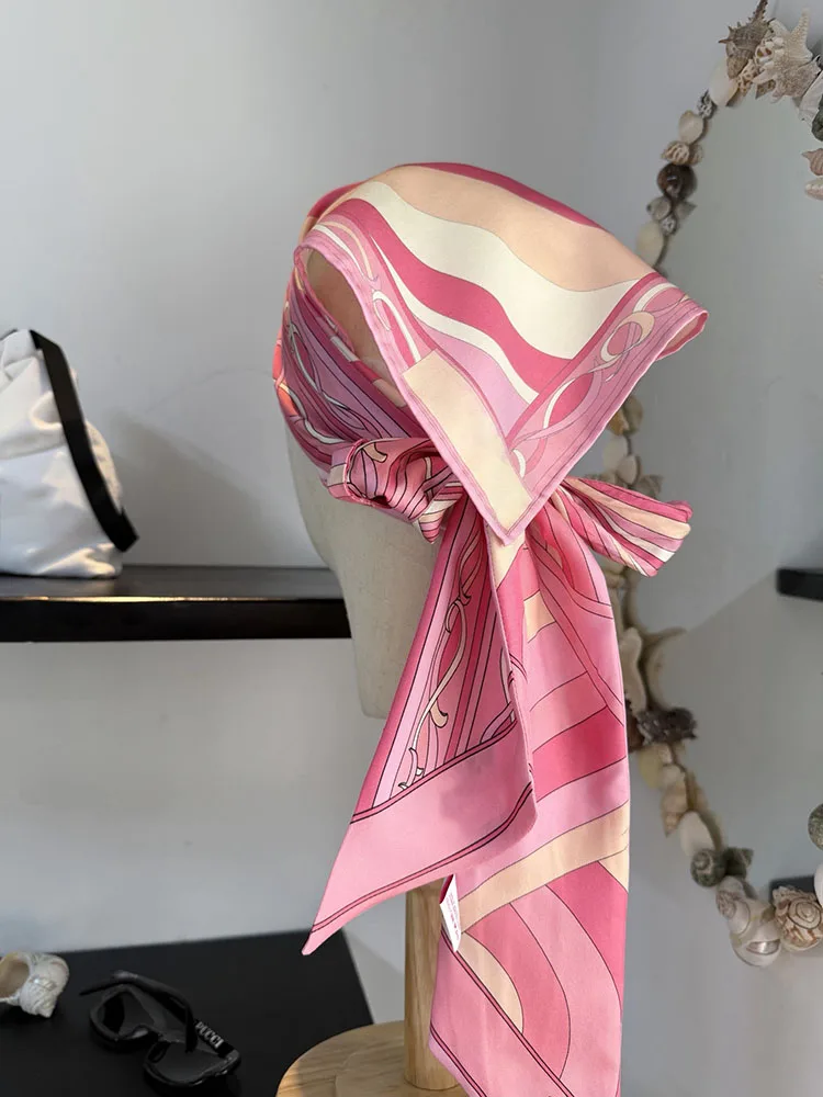 

Коллекция высококачественной одежды и аксессуаров Runway: Шелковые платки для женщин, которые можно носить на груди.