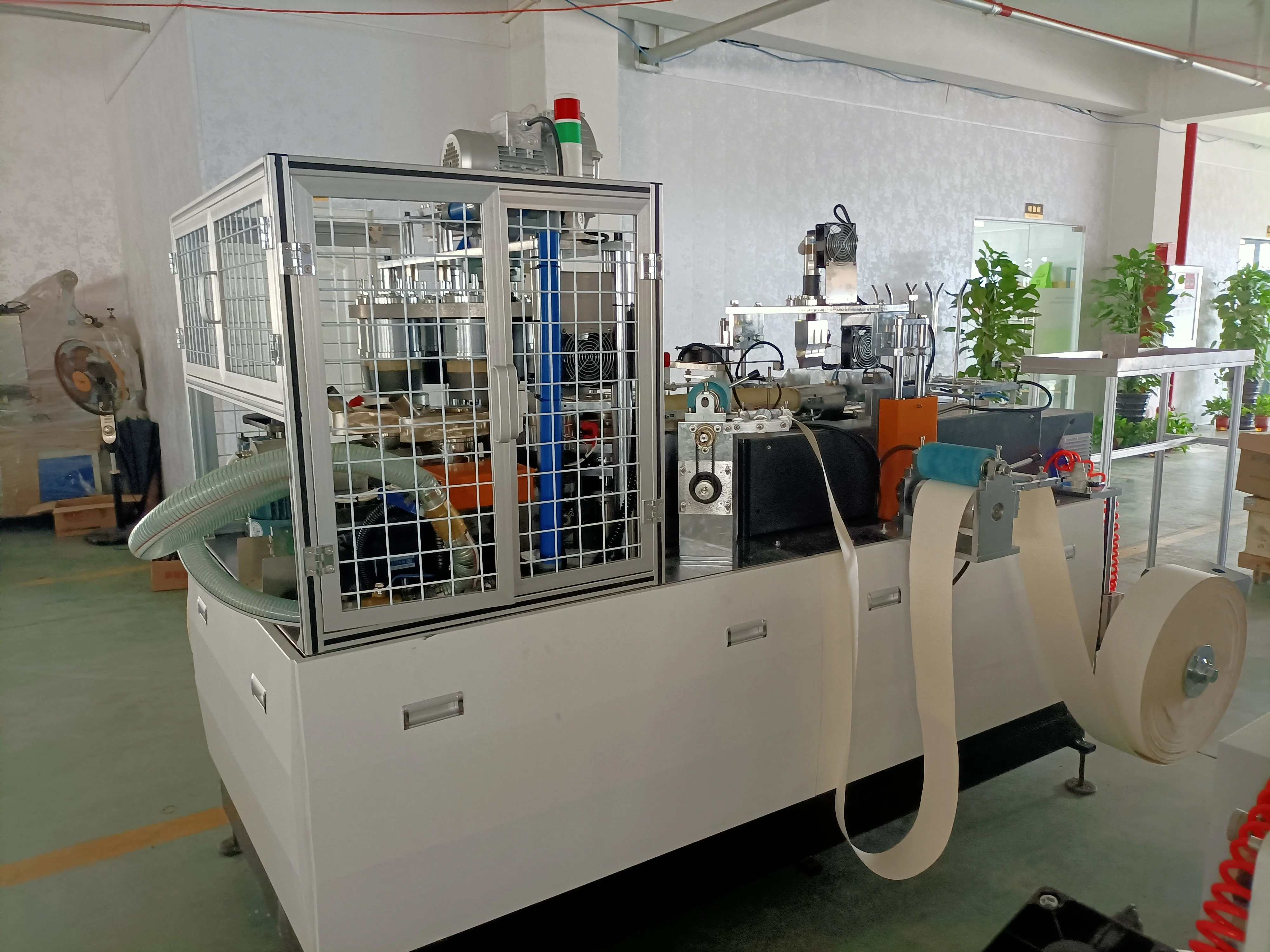 محلات ماكينة تصنيع الأكواب الورقية عالية السرعة 12 أونصة تستخدم على نطاق واسع باستخدام خط إنتاج الأكواب الورقية للاستعمال مرة واحدة