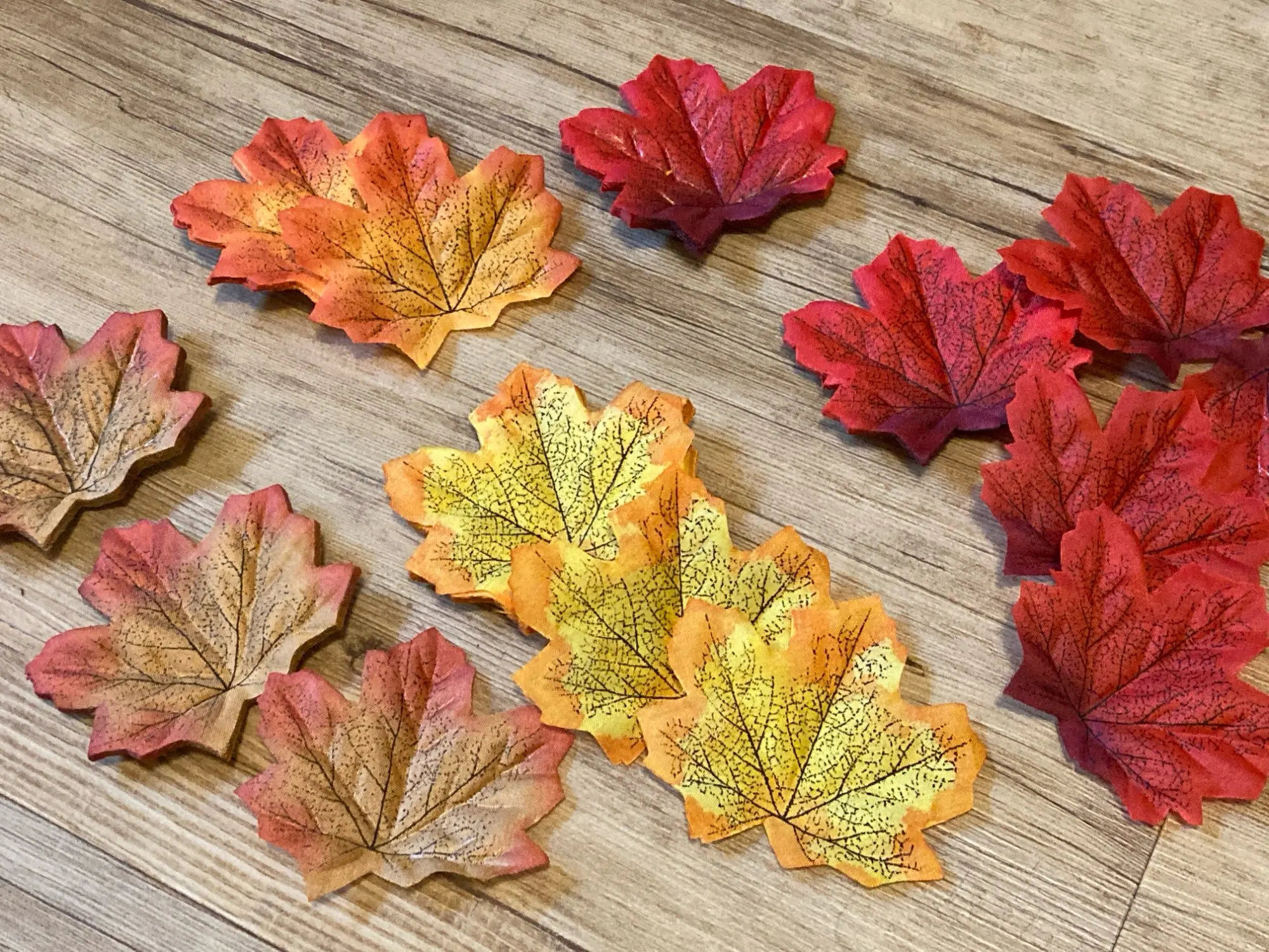 100/200Pcs Artificial Silk Maple Leaf Autumn Fake Leaves Garland Maple Leaves Vine Thanksgiving Halloween Wedding Party Decor photo review