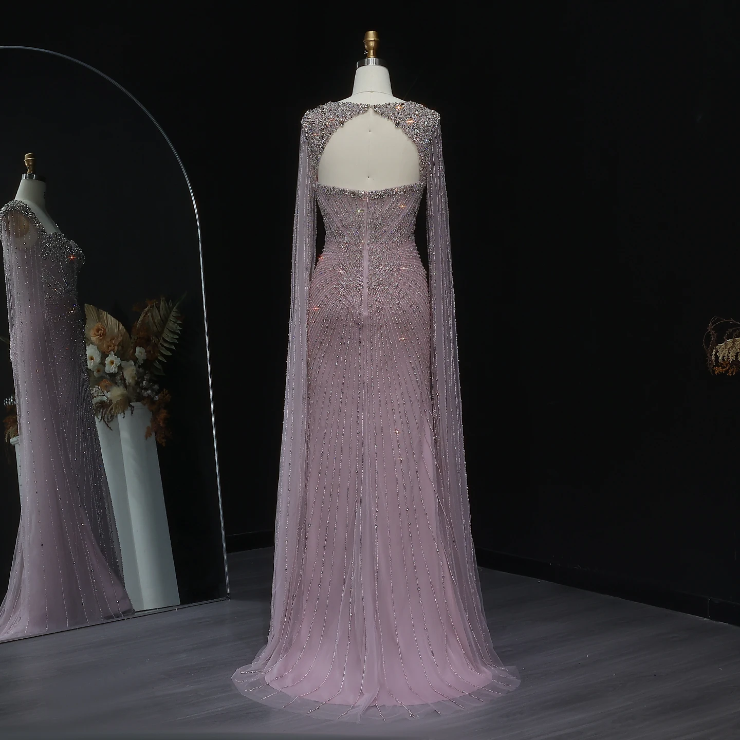Sharon Said Luxuriöses Nude-Perlen-Abendkleid aus Dubai mit Cape-Ärmeln, Elegantes Rosa Arabisches Hochzeitskleid SS194 Maßanfertigung – Detail 10