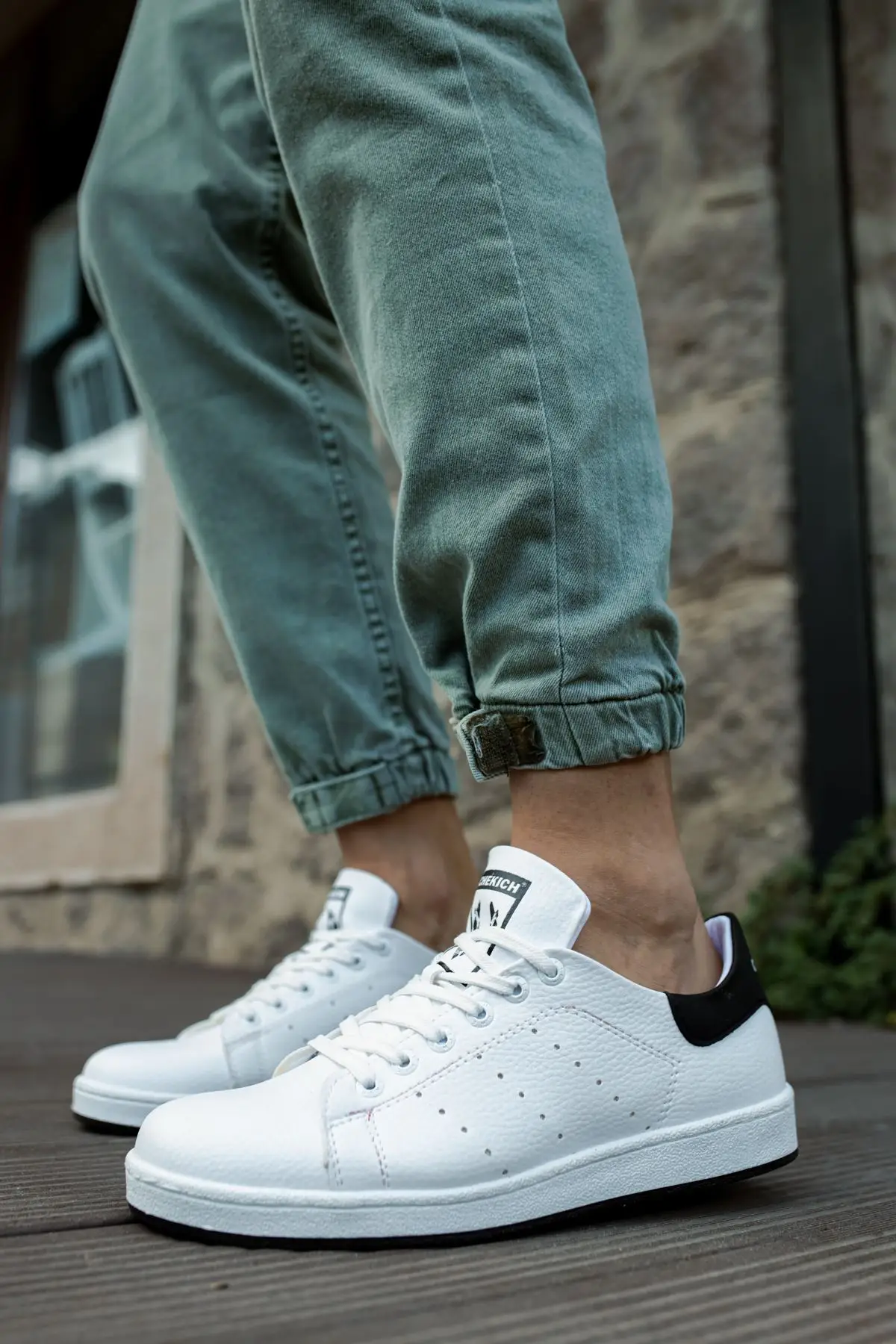 Chekich รองเท้าเทนนิส2024กีฬา CBT สีขาวดำแบรนด์เดิมรองเท้ากีฬาผู้ชายแฟชั่นพื้นสูงยืดหยุ่นเจือรองเท้าผ้าใบ CH977ทุกวัน