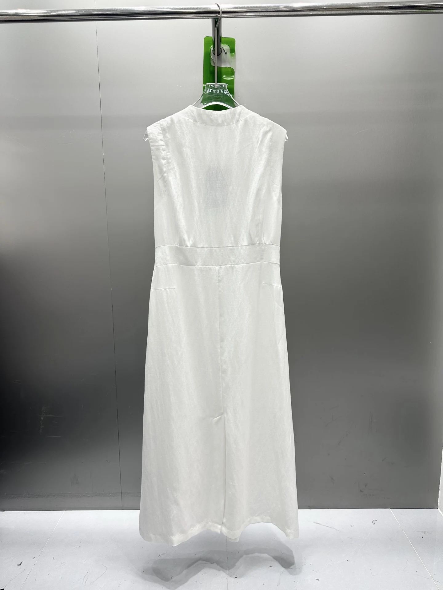 

2026 Summer Women's Stand Collar Waist-Cinching Sleeveless Shirt Dress Metal Buckle Detail Office Style Maxi Dress ZX138