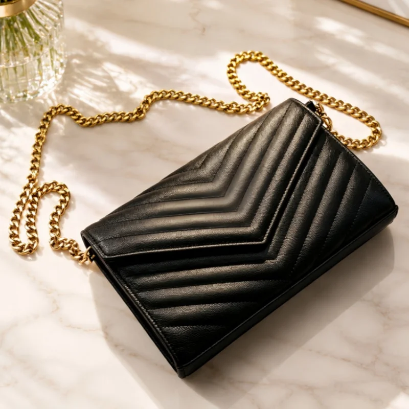 43-2026 New Classic Luxury Shoulder/Crossbody BagDetails Below: Size:23 x 14 x 4 Cm