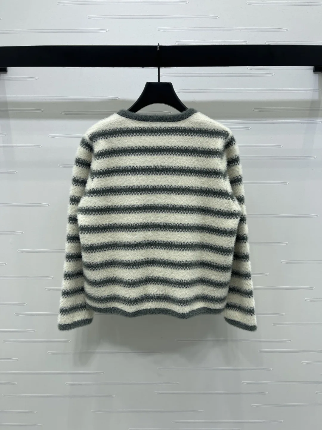 

2025 ранняя осень футболка модная новая шерстяная пряжа пушистый полосатый вязаный кардиган с круглым вырезом и длинными рукавами кардиган