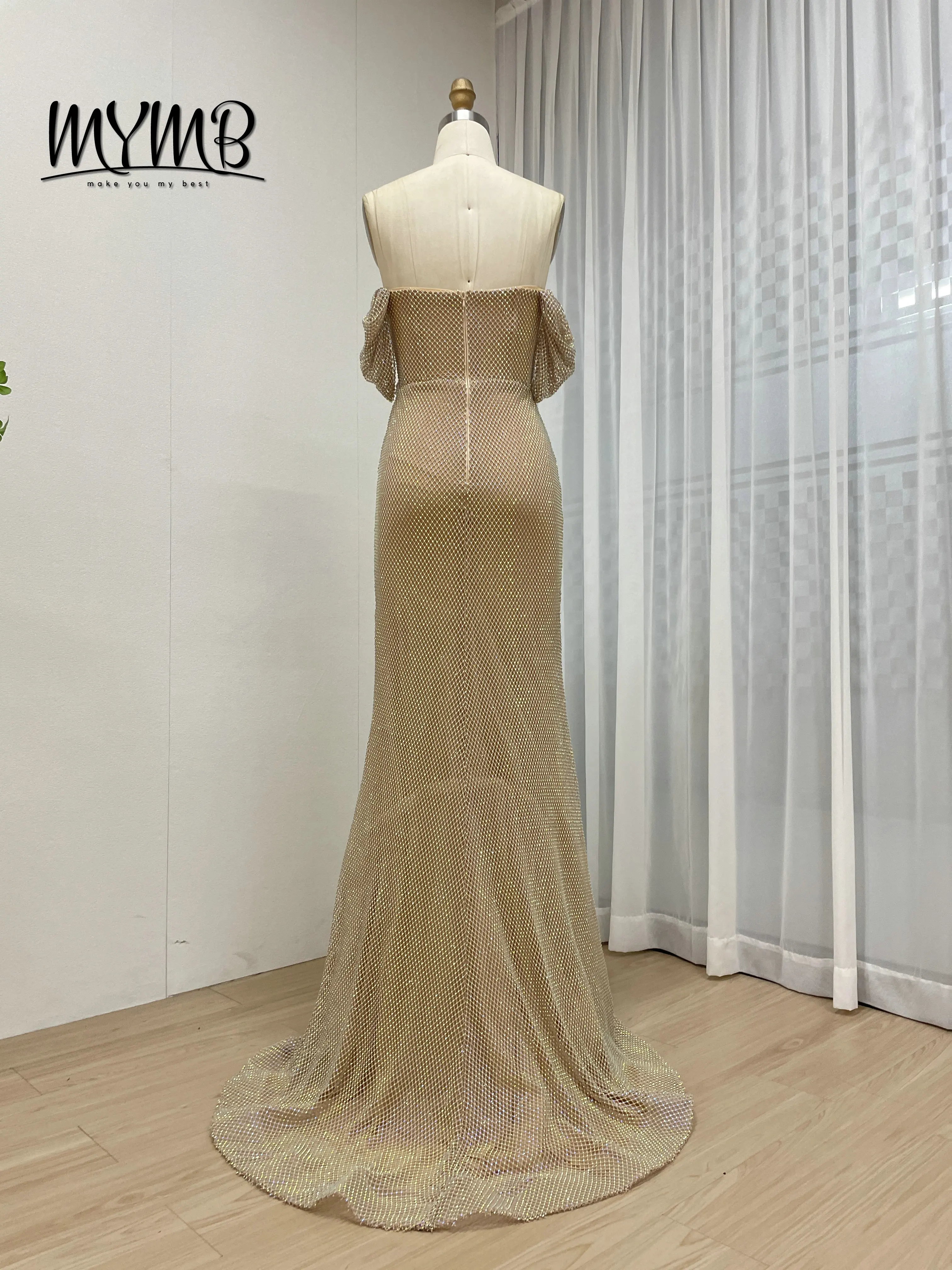 ชุดราตรีทรงเมอร์เมดประดับลูกปัดสีทอง ดีไซน์เกาะอกแบบหวาน พร้อมเลื่อมระยิบระยับ ผ่าสูง สำหรับงานกาล่า รุ่น MB40437