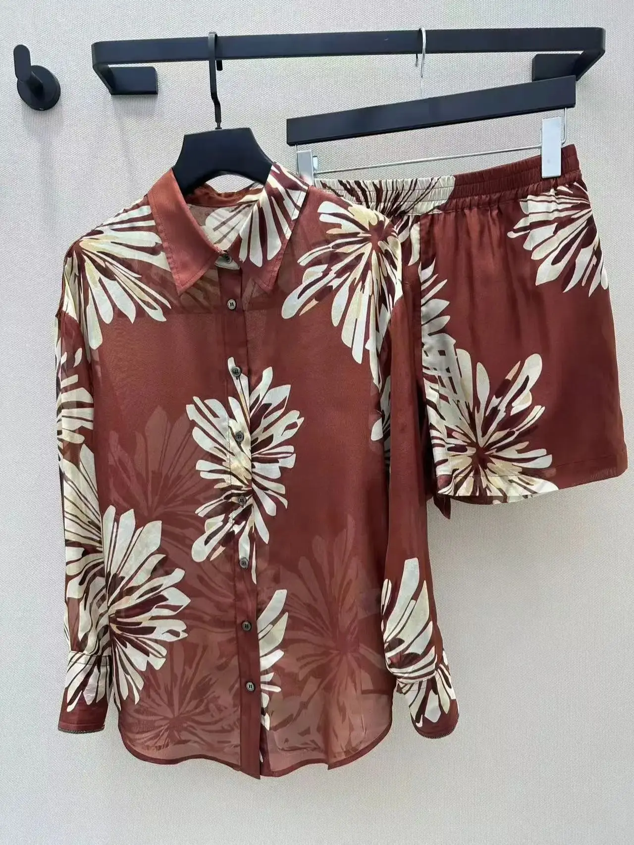 

Comfortable and breathable romantic print silk short suit