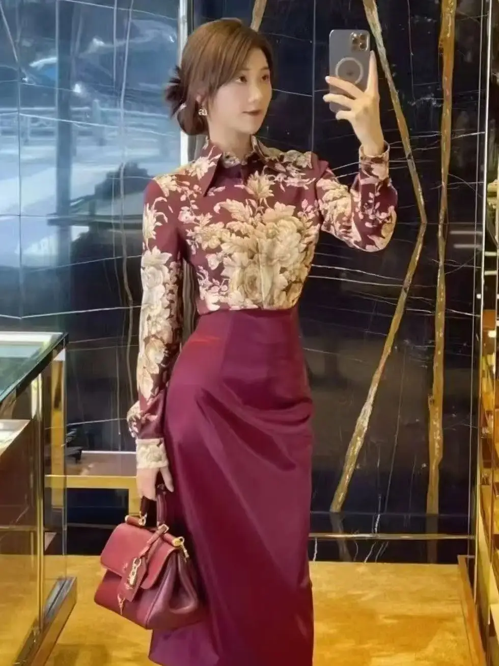 Böhmische Damenbluse aus 100 % Seide mit Blumendruck und Schleifenkragen