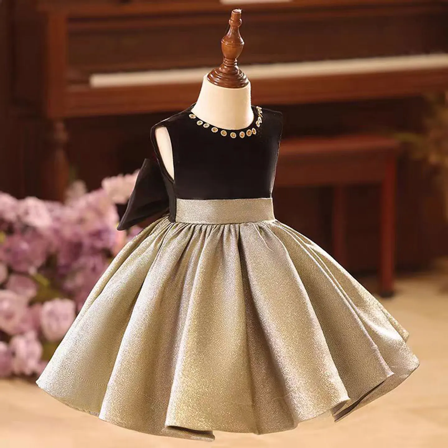 Dreamy Vow J858 Abiti da ragazza di fiore a-line in oro lucido di lusso con fiocco senza maniche Abito da ballo principessa per festa di spettacolo di nozze