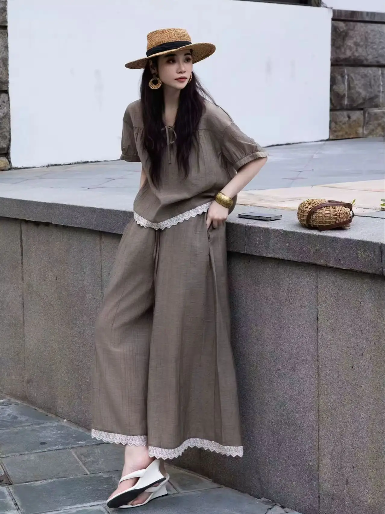 

Refreshing and breathable loose pants suit with white lace trim