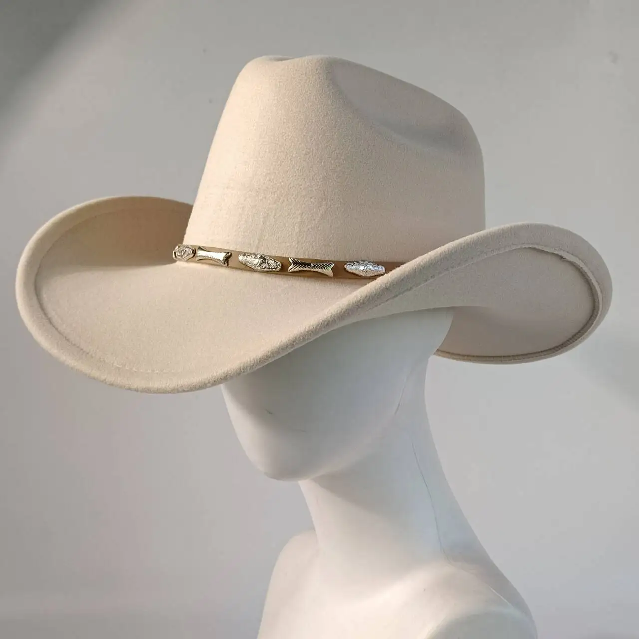 

DRESHOW Unisex Wide-brimmed Cowboy Hat with Belt Accessories Multi-functional Felt Hat Suitable for Horse Riding Party Hatcowboy