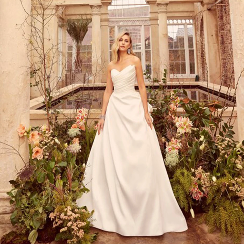 

Simple Pleat Strapless Wedding Dress Sweetheart Sleeveless A-Line with Buttons Tiered Sweep Train Bridal Open Back Gowns Robe