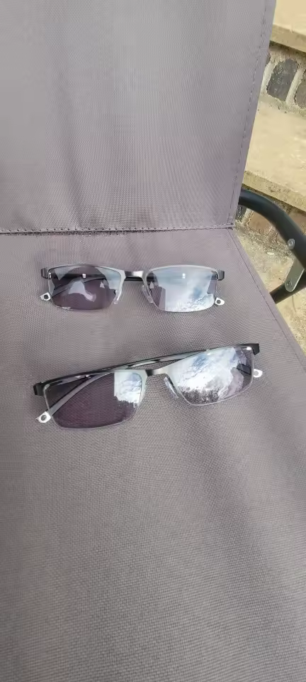 Lentes TR90 PureSalud sobre superficie blanca - reseña 1