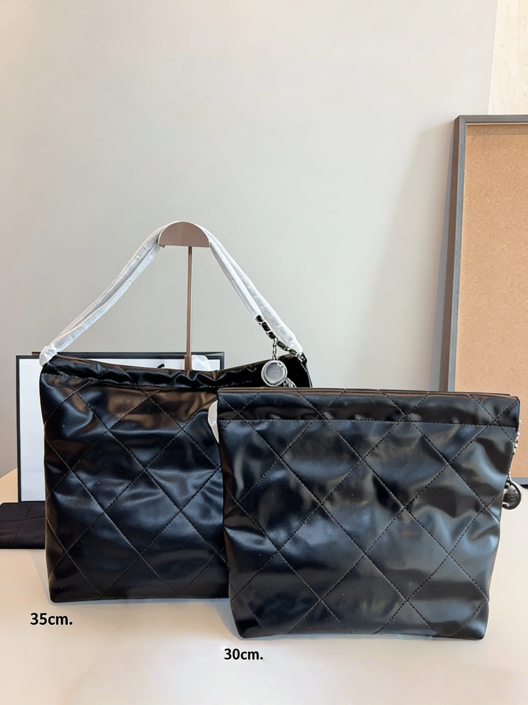 

2025 New SIZE: 34X8X34 or 30X8X30 CM Fashionable Versatile bags leather Shoulder strap Hand-held no boxes