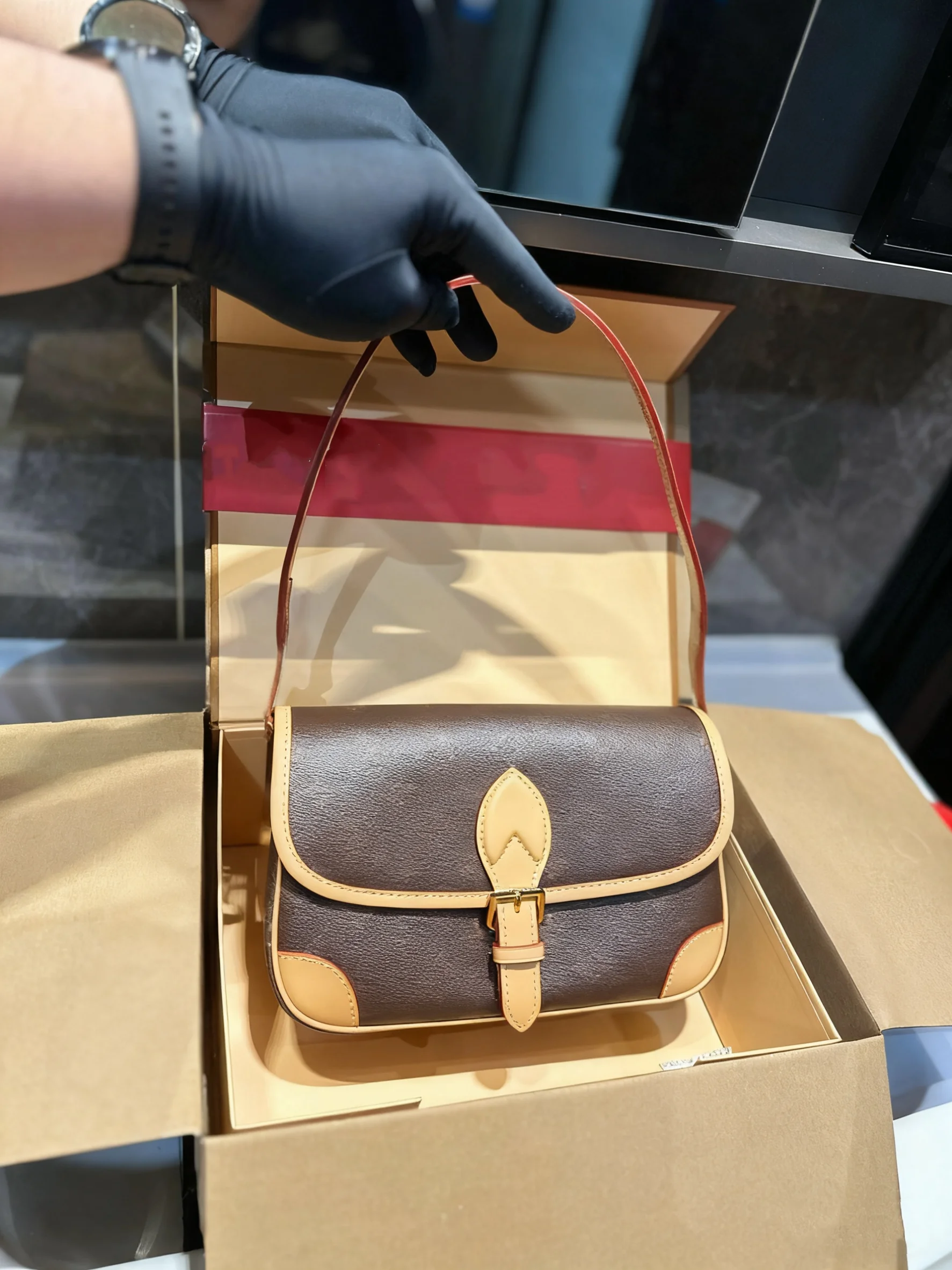 

2025 New 25x9x16 CM Fashionable Versatile bags leather cherry Portable can be carried on the shoulder no boxes