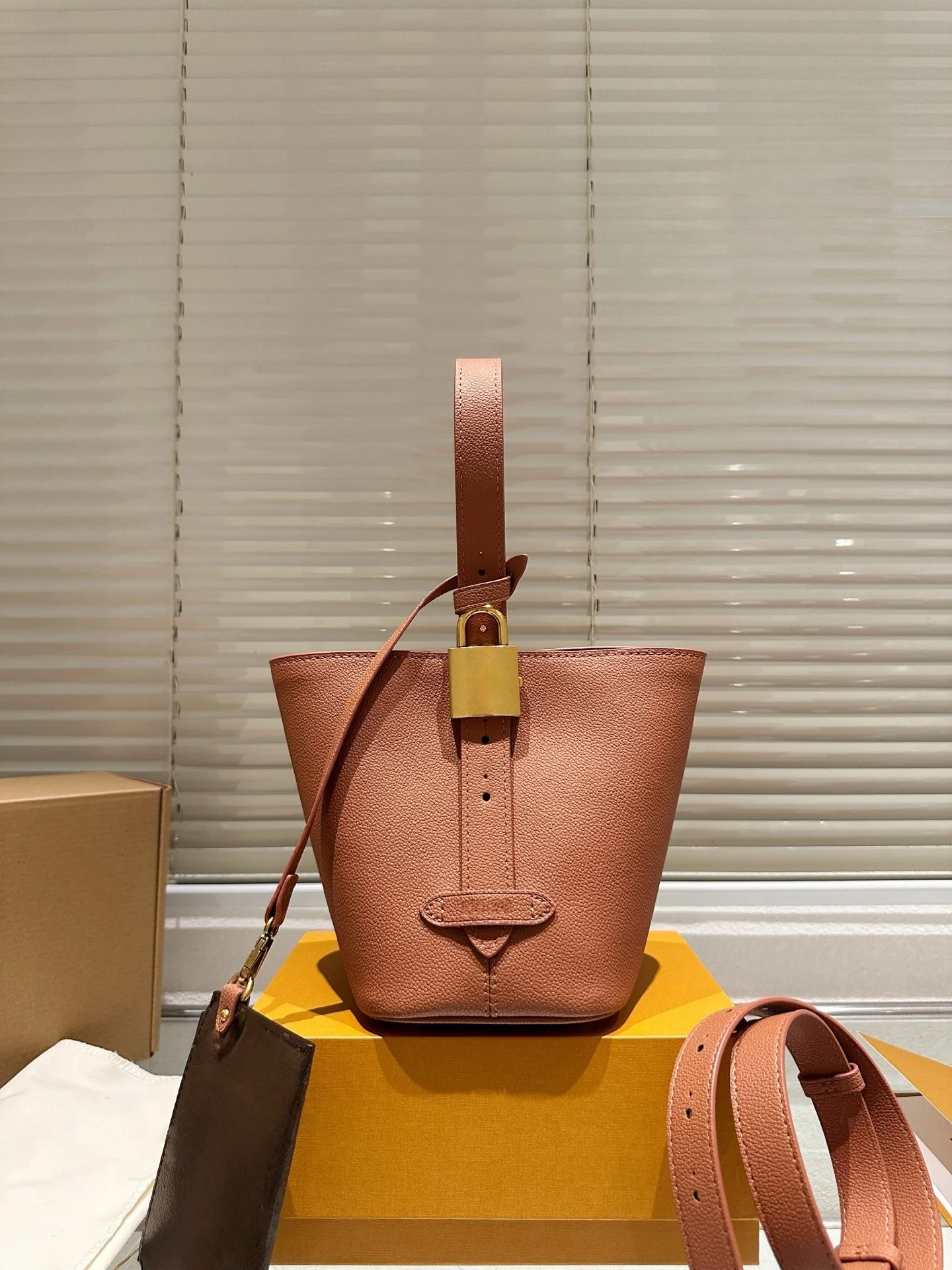 

2025 New SIZE: 19x18x12 CM Fashionable Versatile bags leather cherry Portable can be carried on the shoulder no boxes