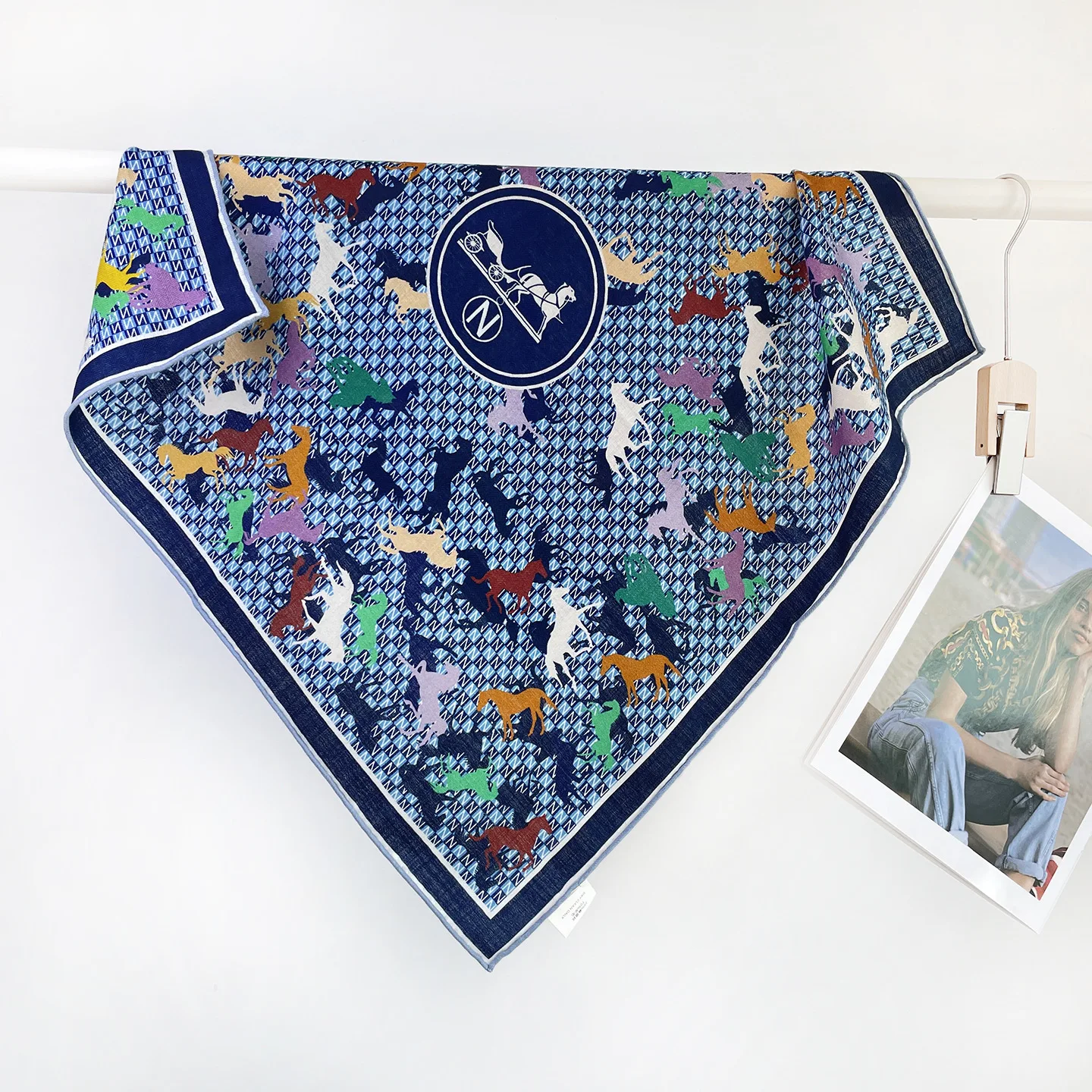 Echarpe-en-soie-et-laine-65cm-a-bords-roules-chales-et-foulards-cadeau-de-noel-pour-les-amoureux-accessoires-pour-la-tete-et-le-cou-motif-cheval-bleu