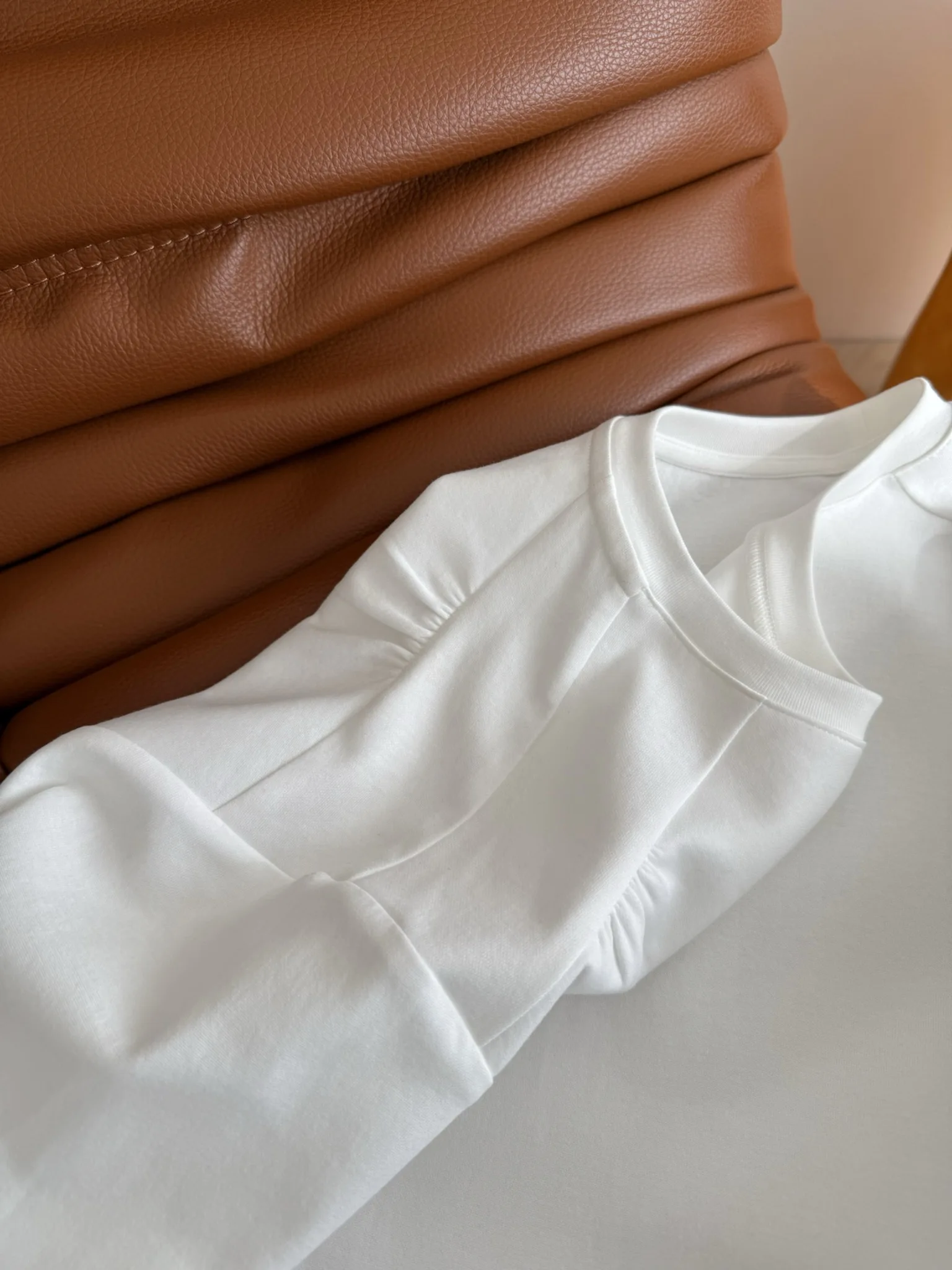 High quality new white T-shirt with pleated edges, suitable for pairing with various small jackets or sweaters