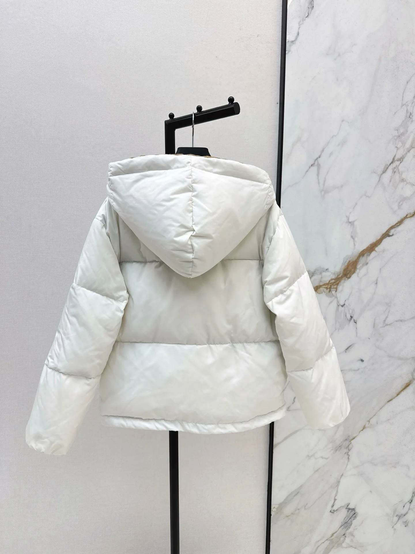 سترة جديدة بغطاء للرأس لخريف وشتاء 2025 مع بطانة كاكي باللونين الأبيض والأسود 05