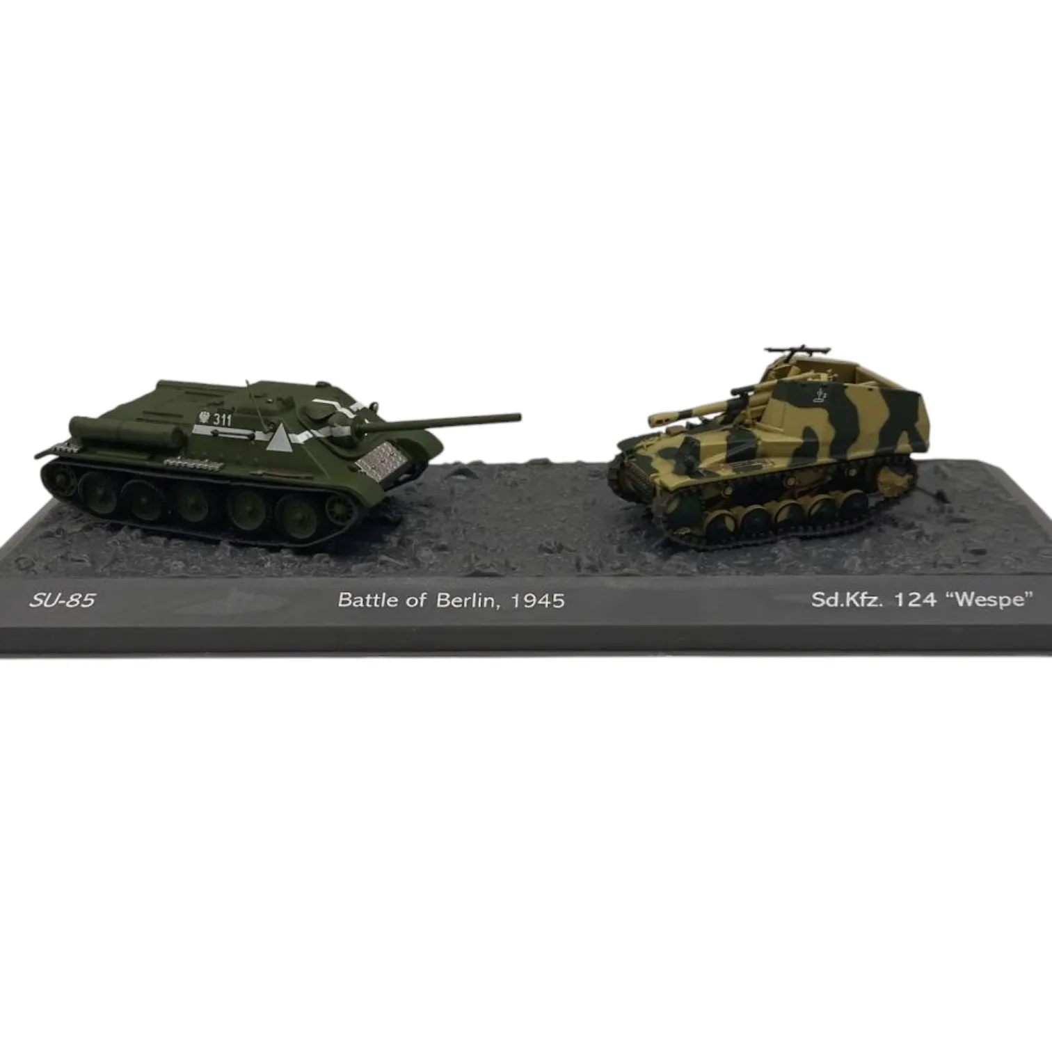 Salvat, Ensemble de deux chars, échelle 1:72, miniature en métal moulé sous pression, collections World of Tanks, sans boîte, l'emballage du présentoir peut être endommagé, la base d'identification ne correspond pas nécessairement aux modèles présentés.