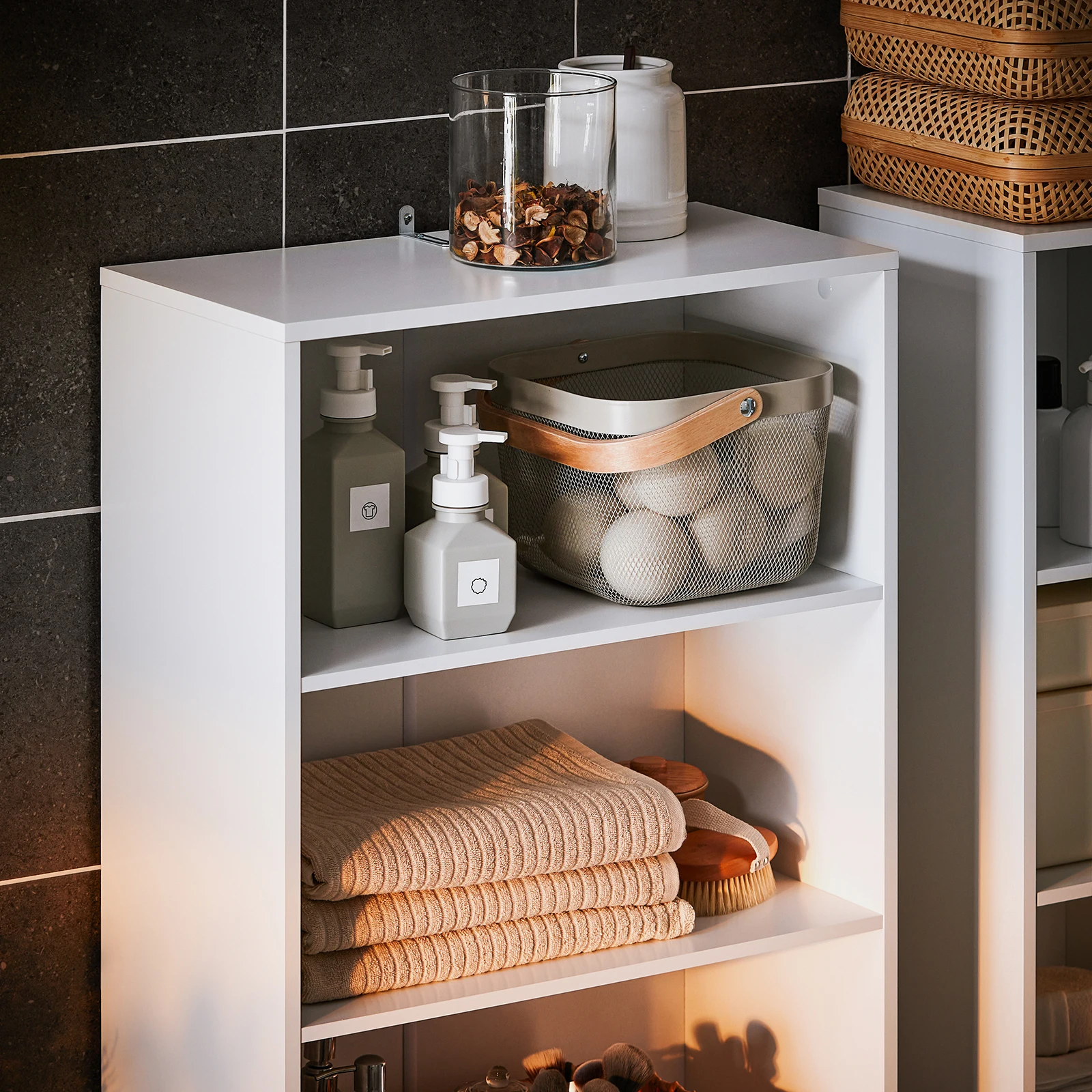 SoBuy BZR155-W Schmaler Badezimmerschrank mit Wäschekorb, Bad Hochschrank mit Türen & Regal für Badezimmer 60x30x171 – Detail 15