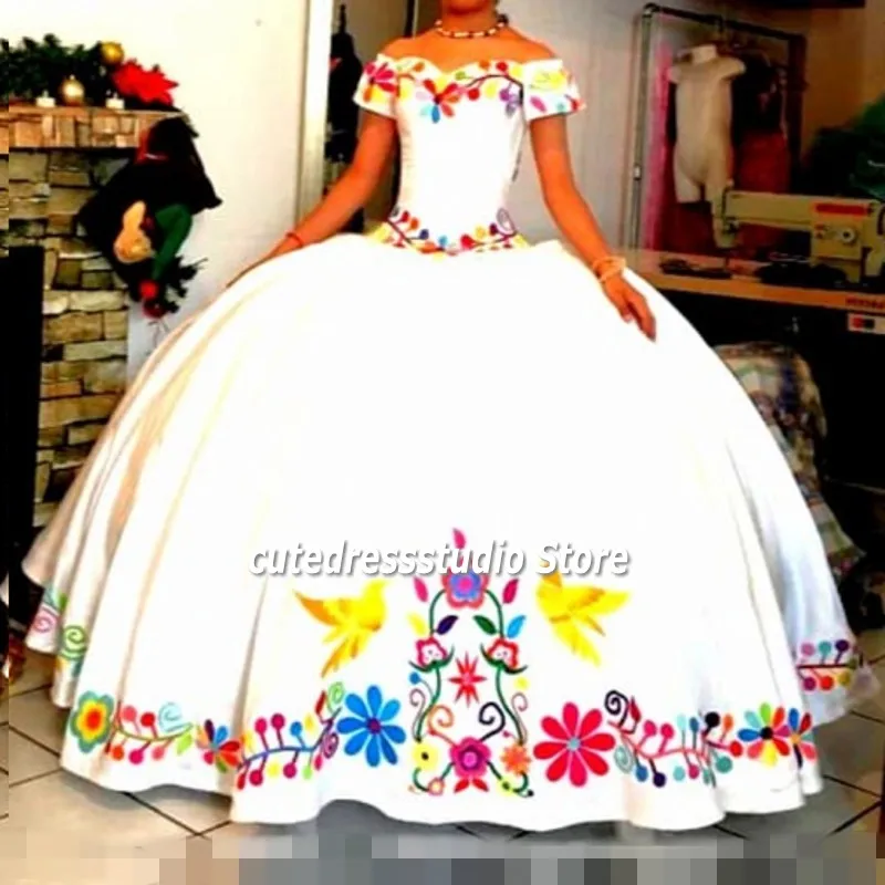 Elegant Vestidos De 15ปี Emroidery Quinceanera ชุดเดรสผ้าคลุมไหล่ซาตินหวาน16 Charro เม็กซิกันสาววันเกิดสวมใส่