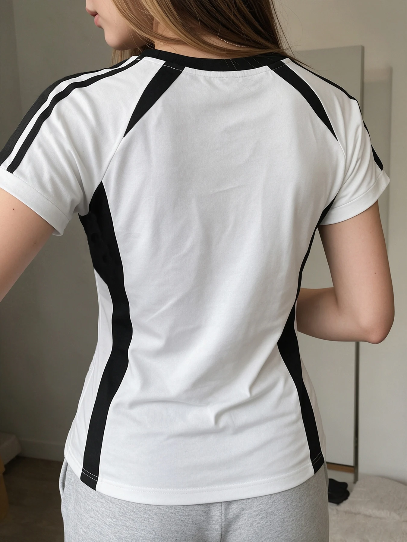 Blue-and-white porcelain bird print color-block short sleeve women's T-shirt, slim fit cropped crew neck tee, y2k sporty top