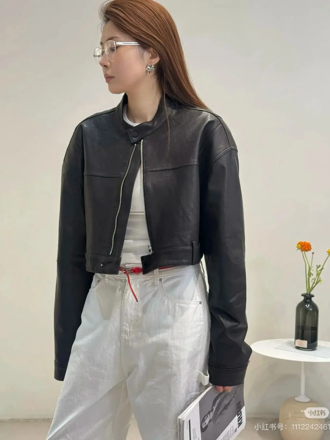 Giacca corta in pelle da donna elegante e casual con cerniera