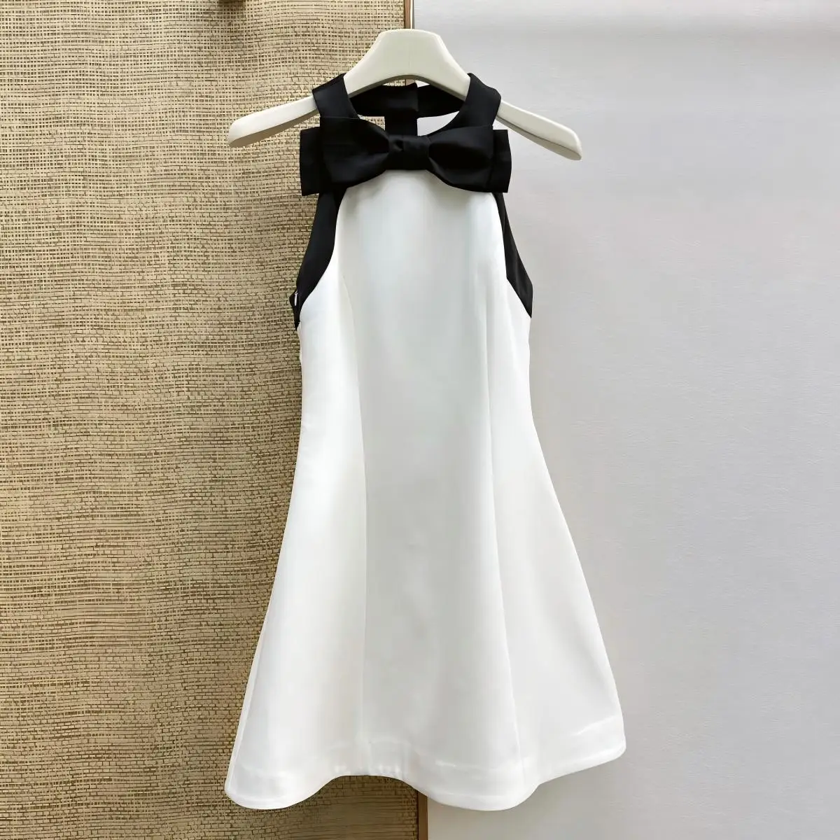 2026 high-quality new women's black and white contrasting neck hanging dress--hb724