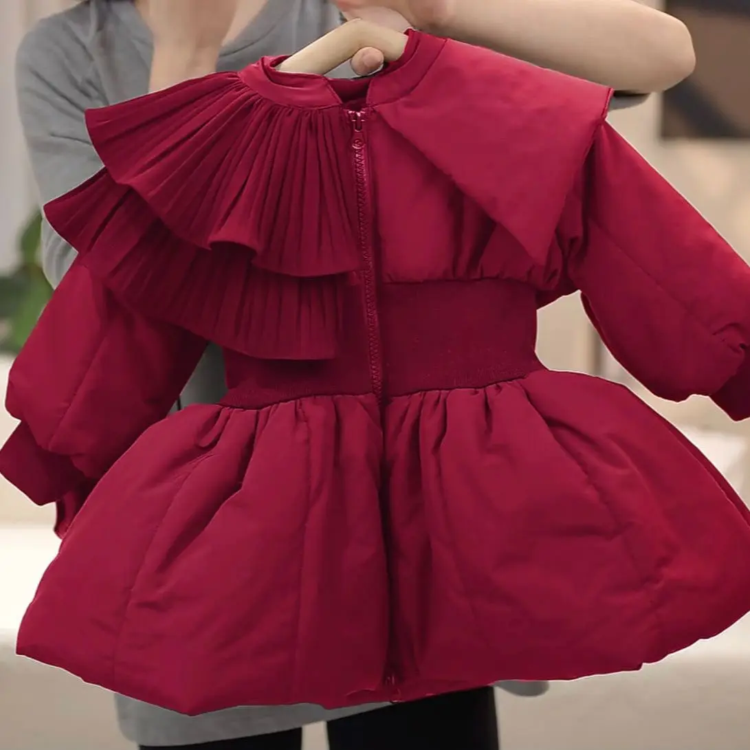 

Праздничная красная хлопковая куртка для девочек, 2025 г., модный дефицированный дизайн с талией, теплая и стильная для новогодних торжеств в возрасте от 1 до 13 лет