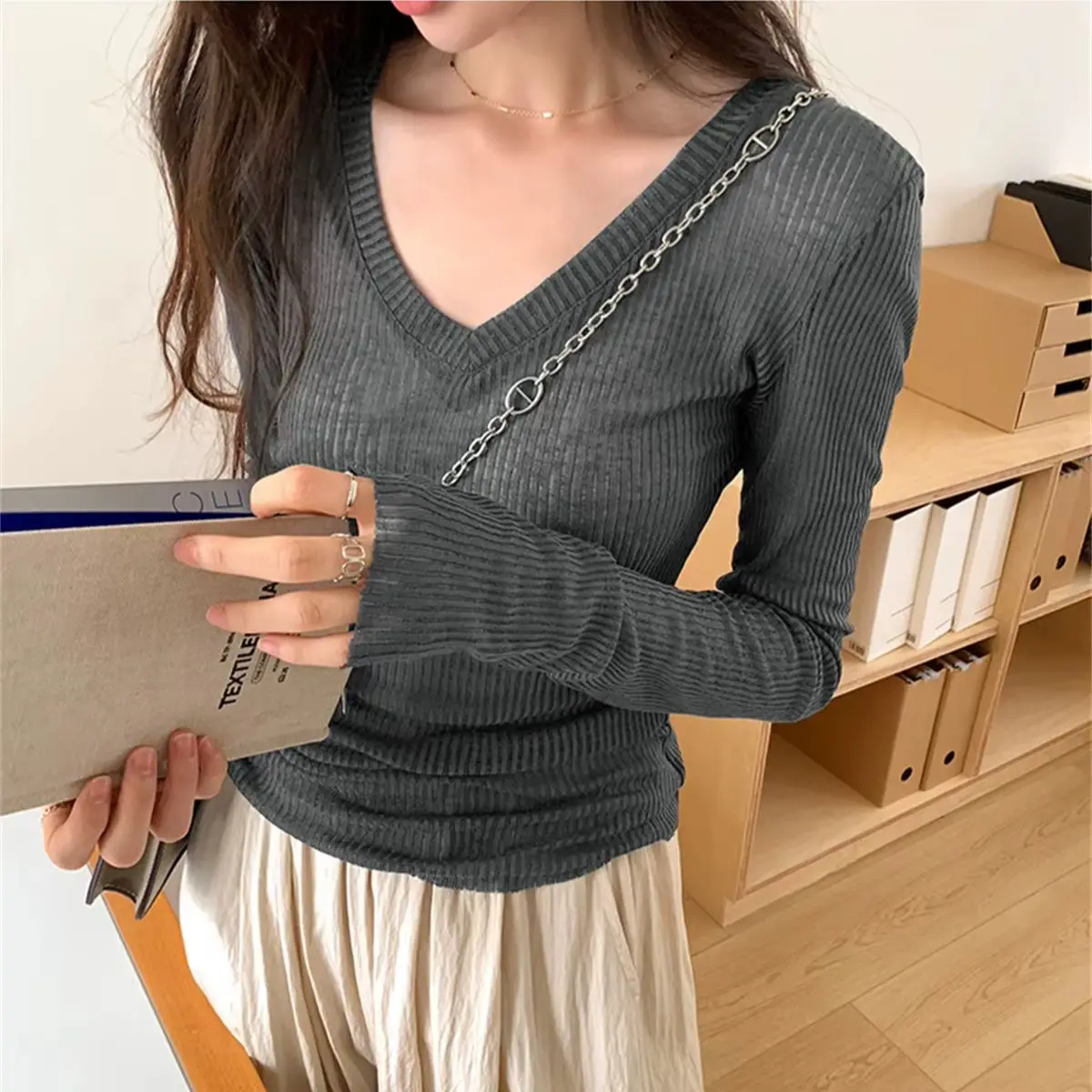 Geripptes Damen-T-Shirt mit V-Ausschnitt, langärmelig, einfarbig, schmale Passform, lässiger Pullover, Basic, weiches T-Shirt, dünn, atmungsaktiv, leicht, Sommer
