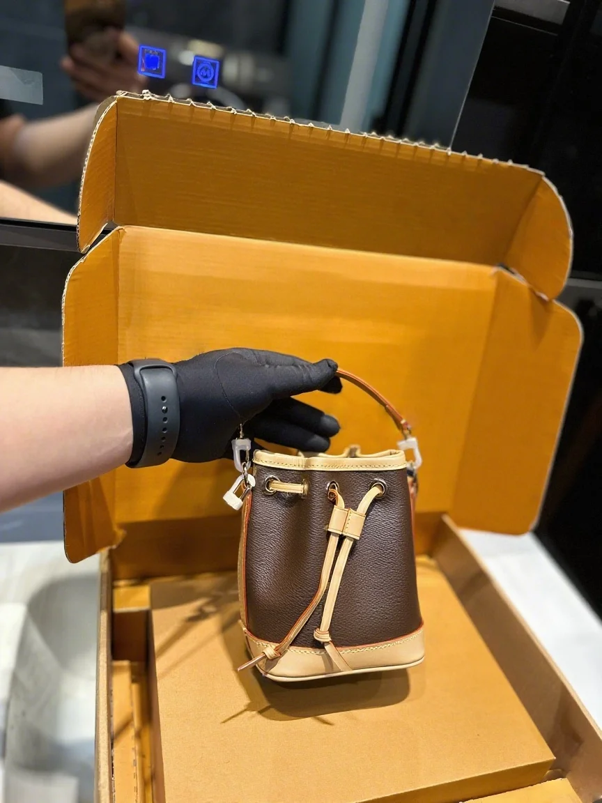 

2025 New SIZE: 13X10X16 CM Fashionable Versatile bags leather cherry Portable can be carried on the shoulder no boxes