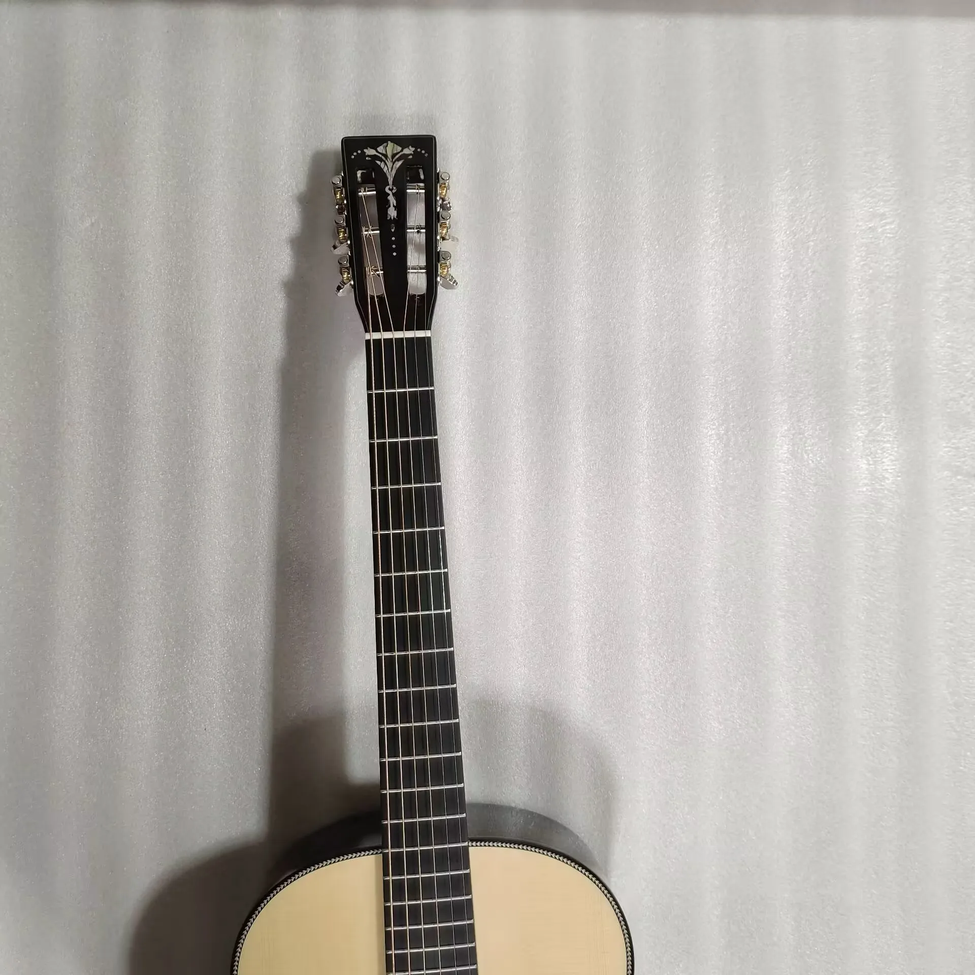 

professional custom acoustic guitar with Adirondack spruce, 13 fret joint 00, L00 style Deep Body slot head only available in US