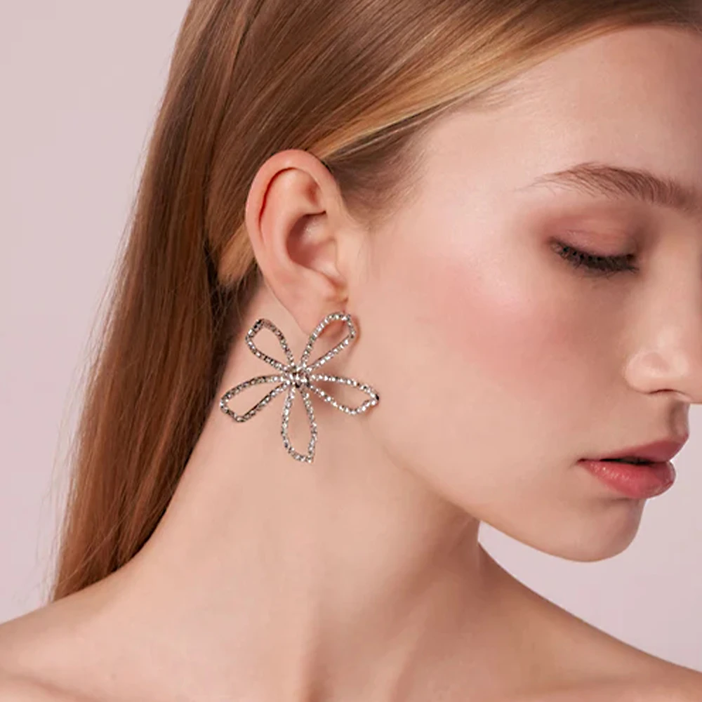 Cute Design Rhinestone Flower Earrings Piercing for Women Wedding 2024 Fashion Hollow Crystal Dangle Earring Bridal Jewelry Gift